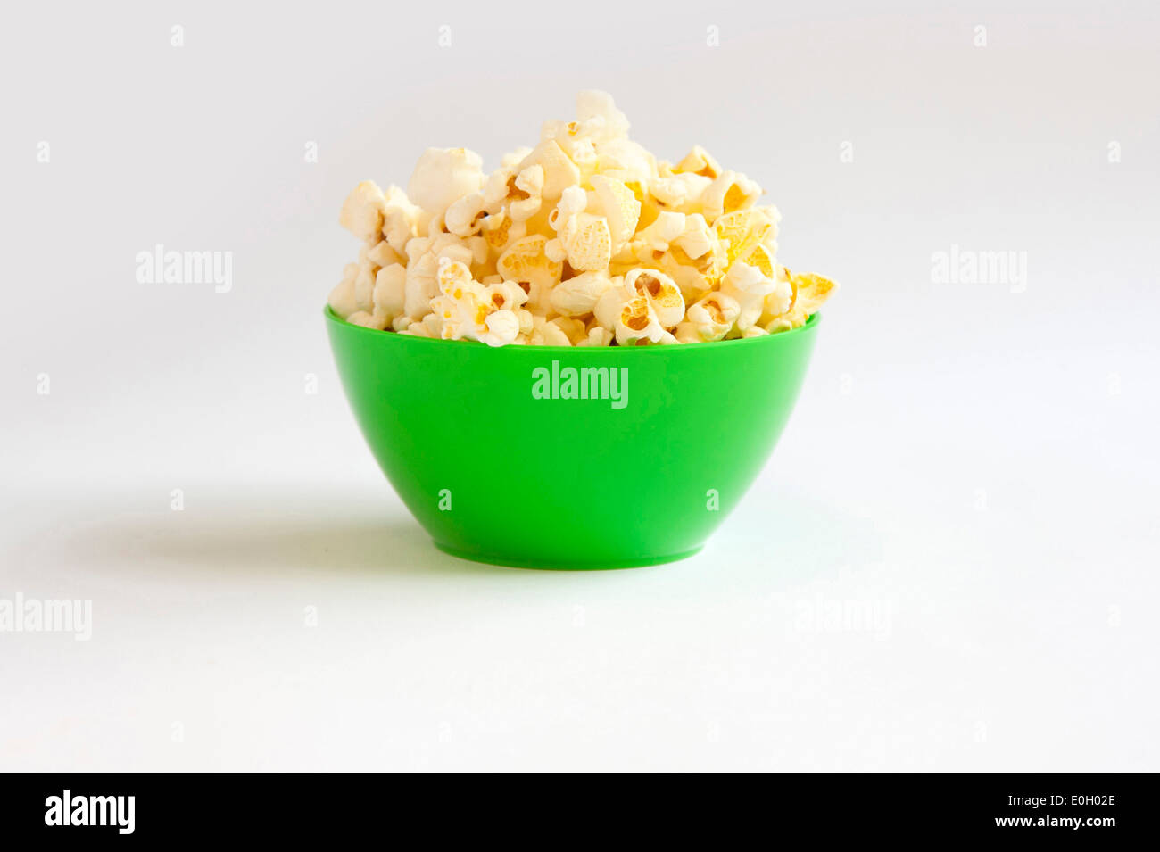 Popcorn in grüne Schüssel Stockfoto