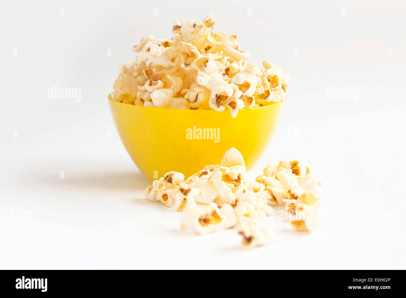 Popcorn in gelben Schale Stockfoto