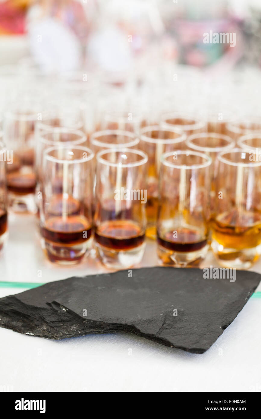 Nahaufnahme der Gläser fruchtig aromatisierte Aperitifs hinter dekorativen Stein Stockfoto