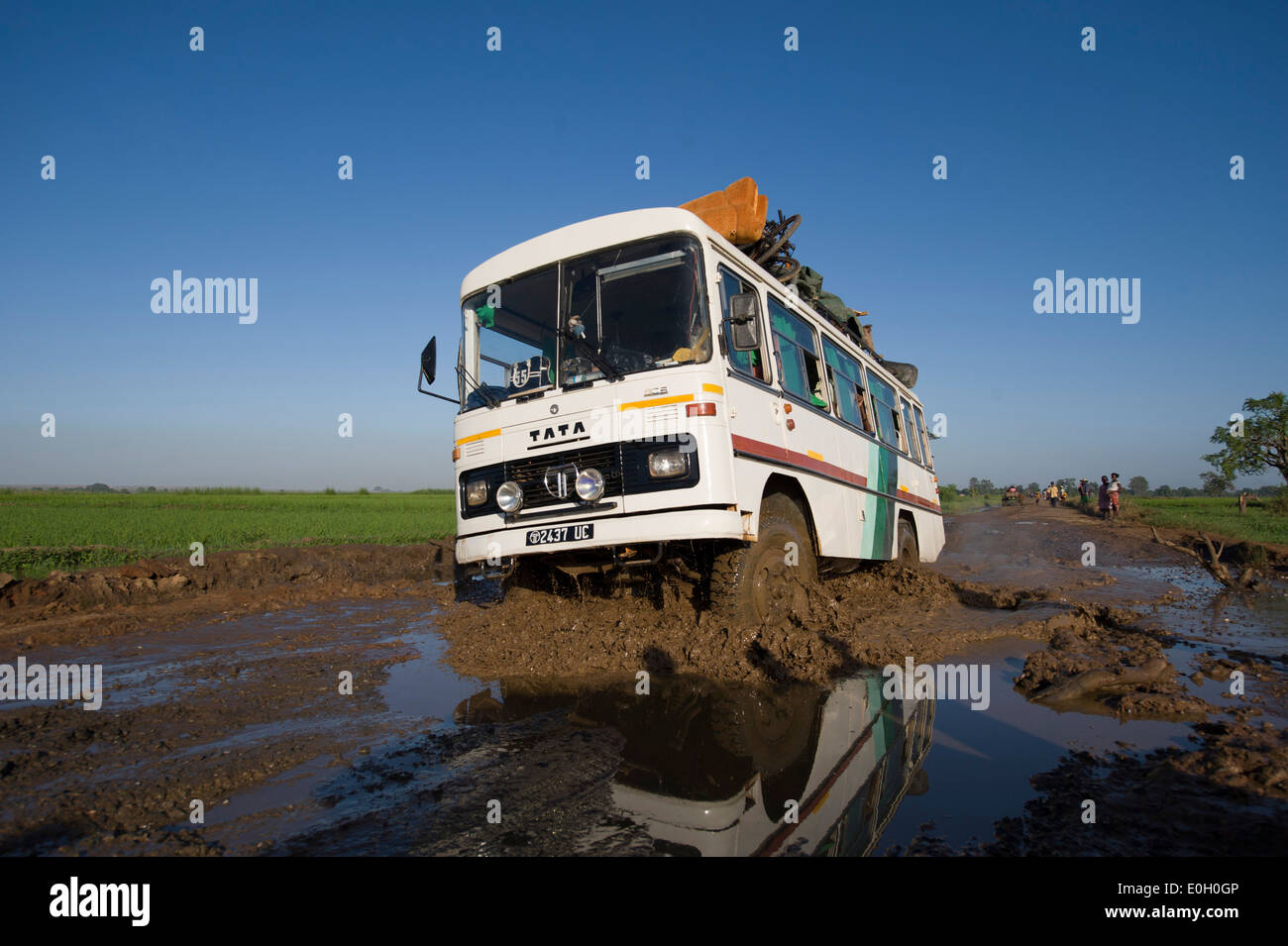 Bus Fahrt durch Schlamm auf einem schlechten Weg, Madagaskar Stockfoto