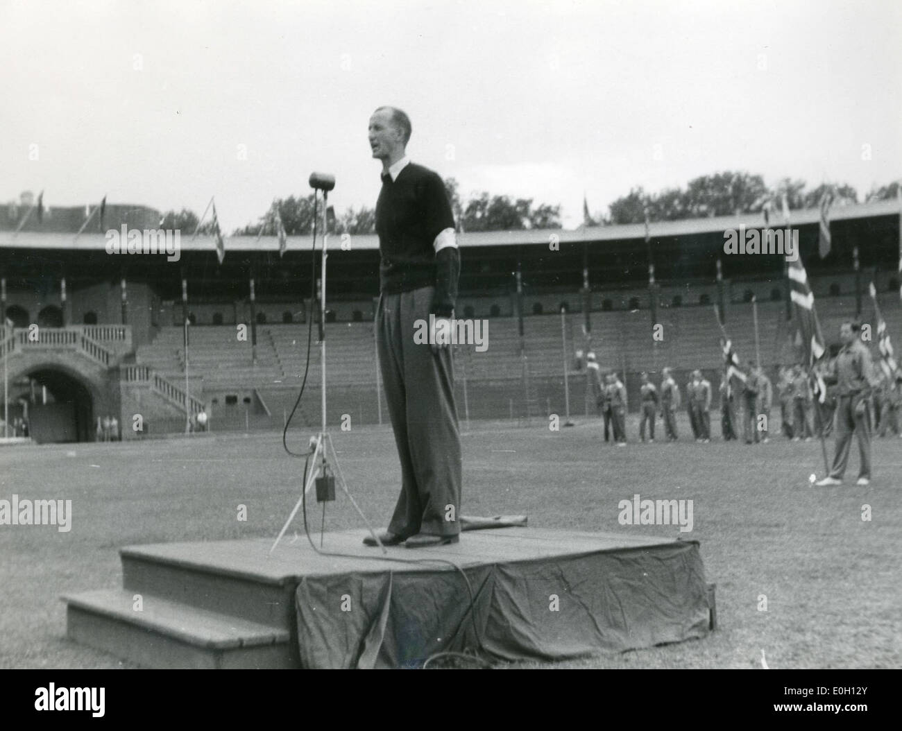 Dieses Bild zeigt eine Szene aus dem 2. Weltkrieg, die ein Sportereignis mit Norwegern während des Krieges in Schweden zeigt. Es beleuchtet kulturelle Aktivitäten und Erholungsmöglichkeiten für Soldaten und Zivilisten während des Krieges. Stockfoto