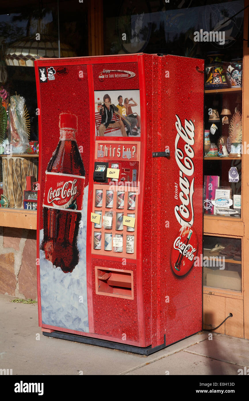 Eine alte Vintage Coca Cola Maschine vor einem Geschäft in Boulder City, Nevada, USA Stockfoto