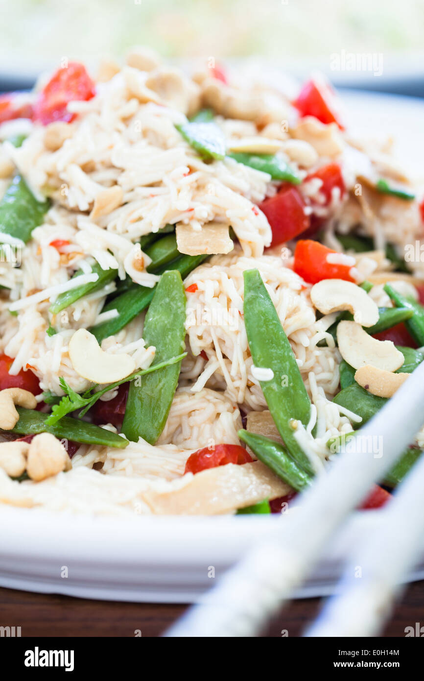 Nahaufnahme der gesunde frische Nudeln Salat Stockfoto