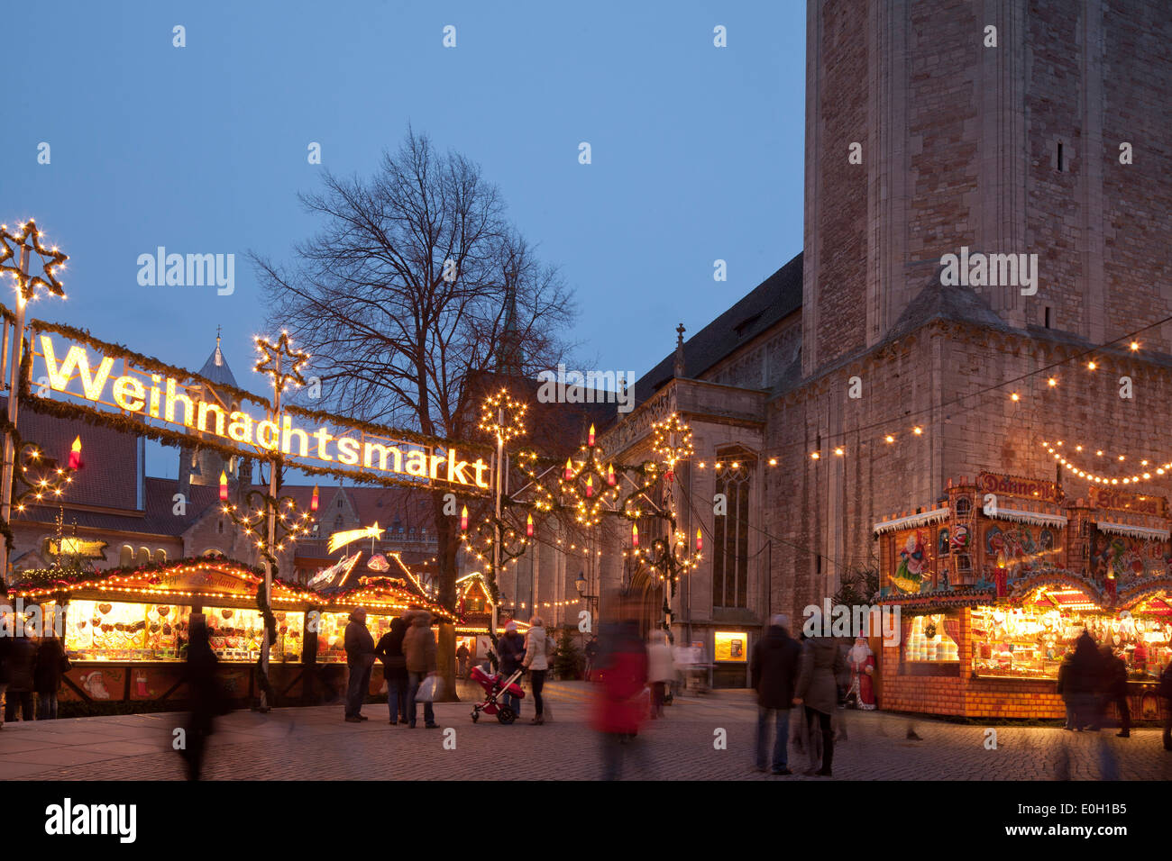 Weihnachtsmarkt auf Burg Quadrat mit den Braunschweiger Dom im Hintergrund und Löwe Denkmal, Heinrich der Löwe Braunschweig, L Stockfoto