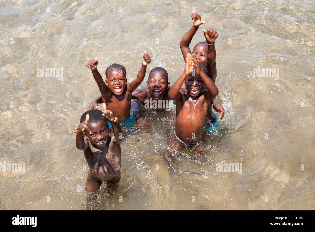 Afrikanische Kinder Baden, Kalilani Dorf am Tanganjikasee, Mahale Mountains National Park, Tansania, Ostafrika, Afrika Stockfoto