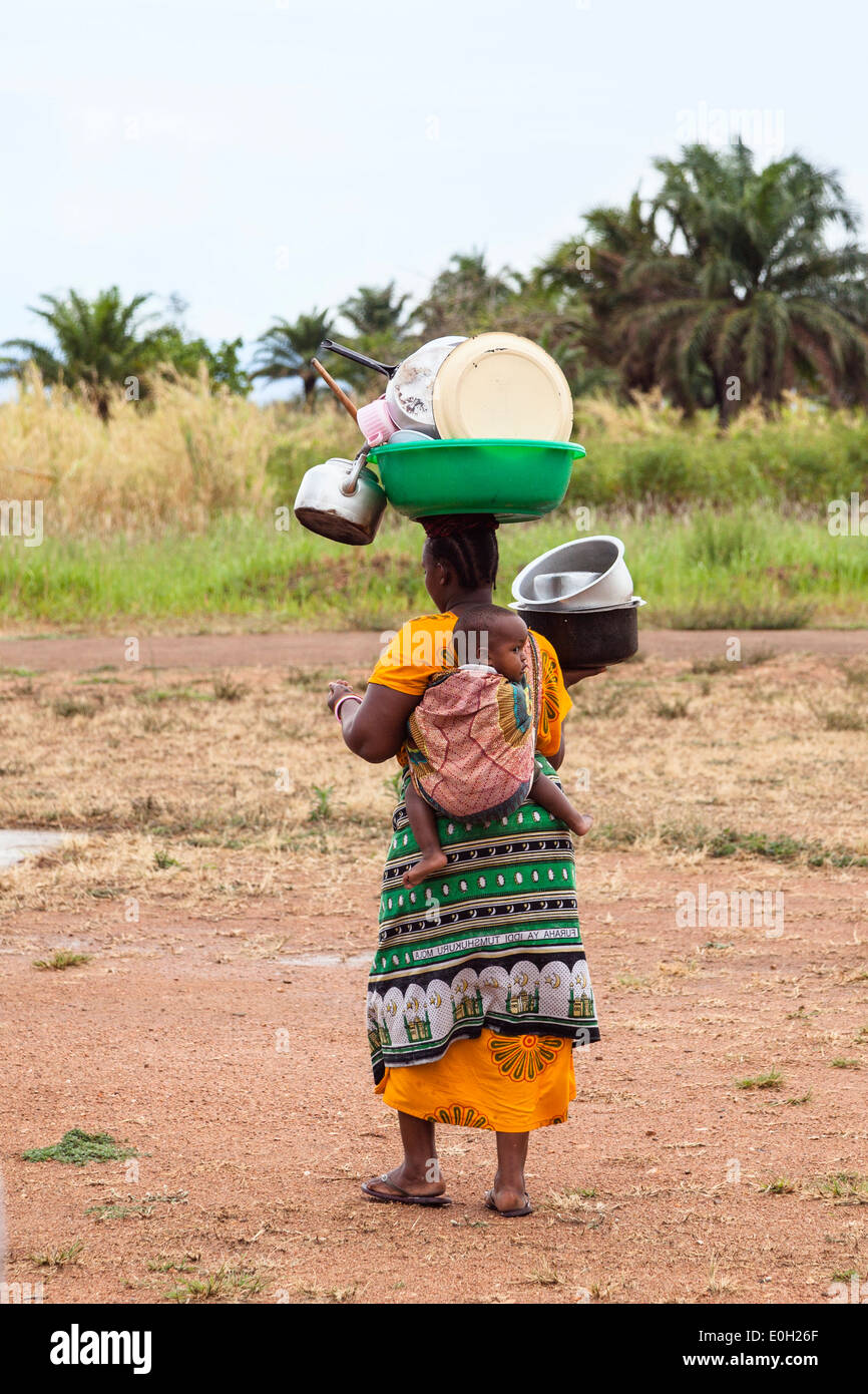 Frau mit Baby und Gerichte zum See zu waschen, Tanganjikasee, Mahale Mountains National Park, Tansania, East Afr Stockfoto