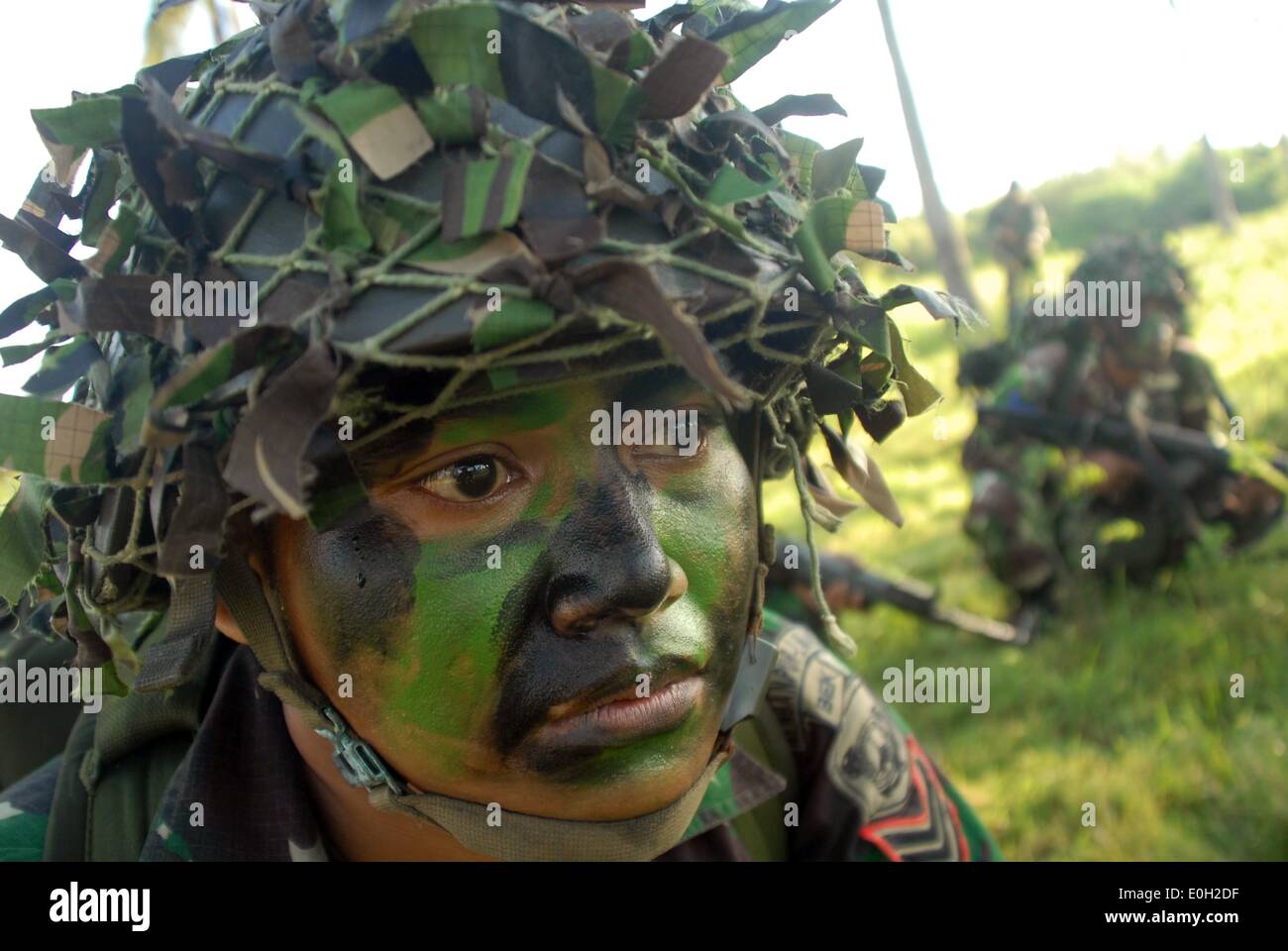 Stubendo, Ost-Java, Indonesien. 13. Mai 2014. Indonesien Navy Marines waren auf Kampffahrzeuge, bei der Landung Übung am Banongan Strand am 13. Mai 2014 in Situbondo, Ost-Java, Indonesien. Übung sollen Materialien wie 8 Einheit Indonesien Kriegsschiff, 10 Einheiten von BMP-3F-Tank, 3 Einheiten von PT-76 M Tank, 24 Einheiten von BTR-50 Tank, 4 Einheiten von Kapa K-61 Tank, 2 Einheiten Kapa PTS Tank, 4 Einheit 105 mm Haubitze Einheiten, 1 Einheit RM-70 Grad. Diese Übung zielt darauf ab, die Professionalität und die Bereitschaft von Indonesien Soldaten bei der Wahrung der Souveränität der Republik Indonesien zu verbessern. Stockfoto