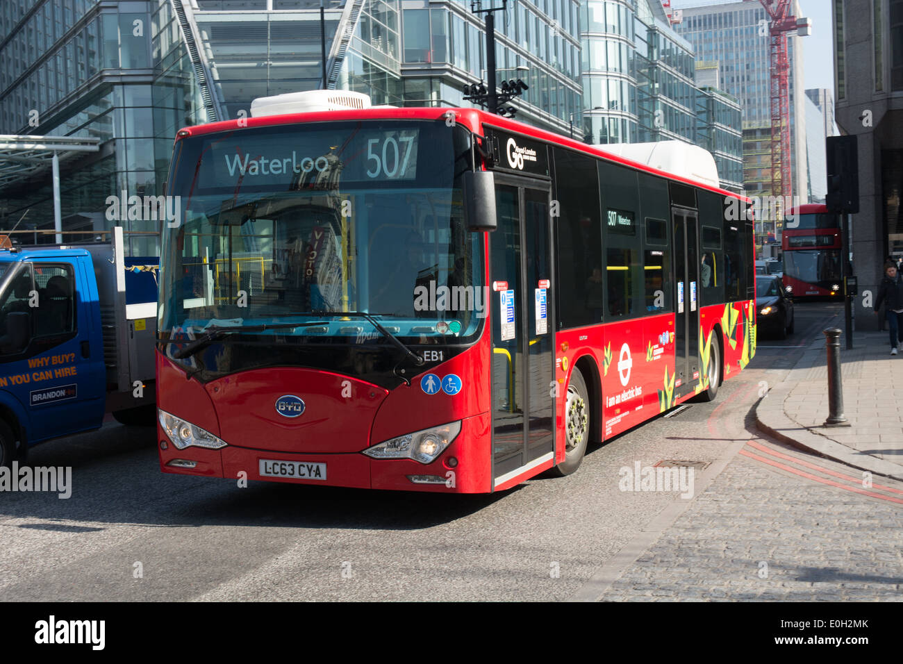 London ist Erprobung batteriebetriebene Busse. BYD (Build Your Dreams), China hat zwei, die auf zwei Routen verwendet werden geliefert Stockfoto