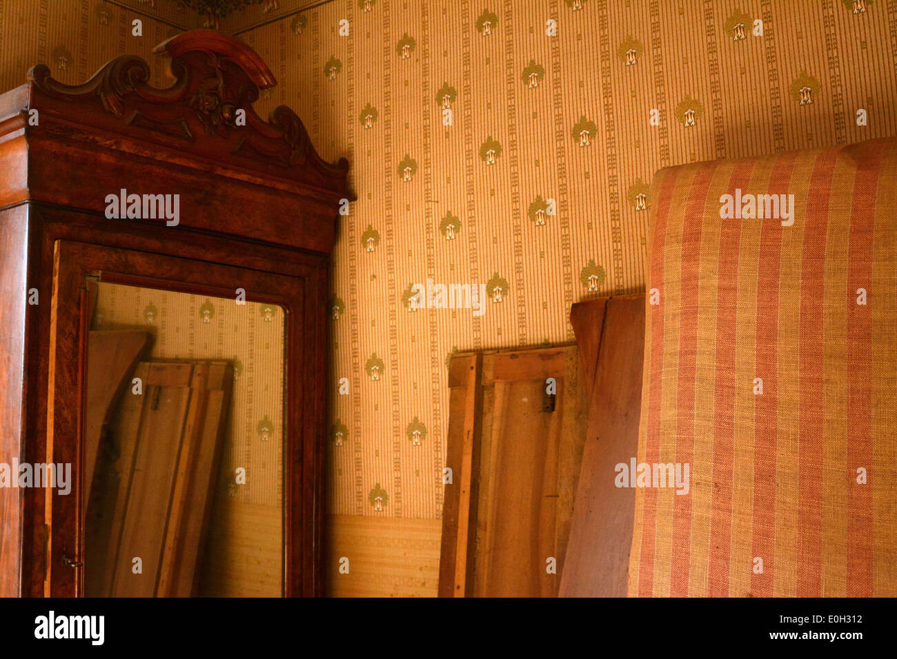 Alte Möbel, Kleiderschrank und Matratzen auf einem Dachboden Stockfoto