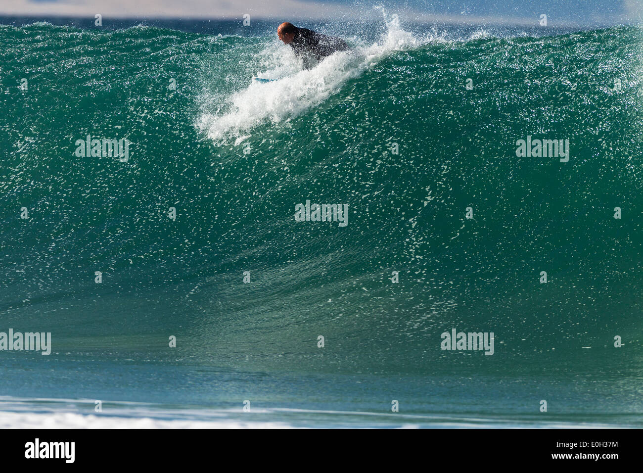 Nicht identifizierte Surfen Surfer vermisst Ozean Meer Welle Stockfoto