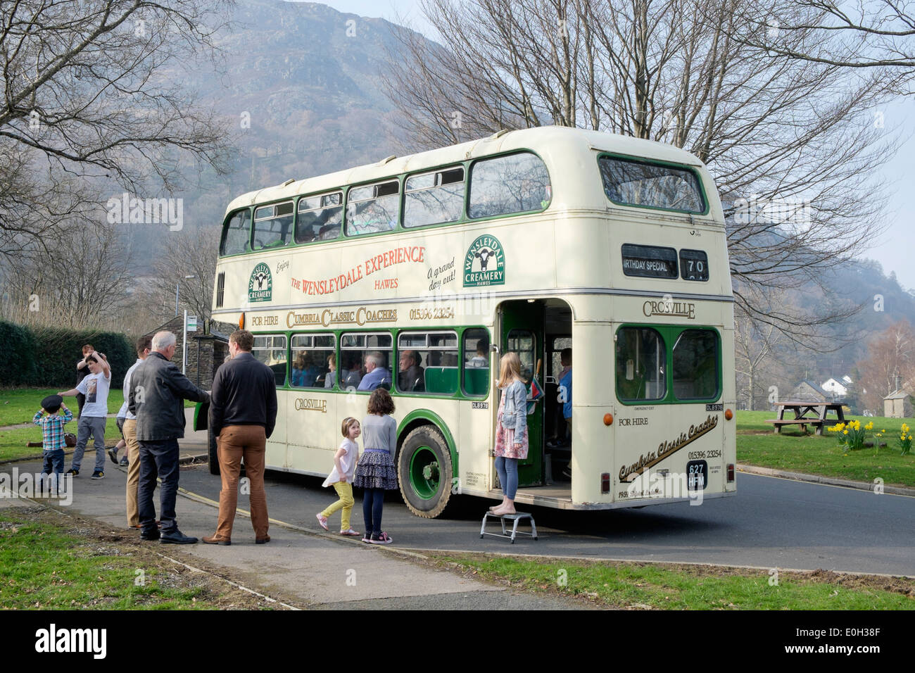 Klassische alte Doppeldecker-Bus eingestellt als ein Alter 70 Geburtstags-special in Glenridding, Cumbria, England, UK, Großbritannien Stockfoto