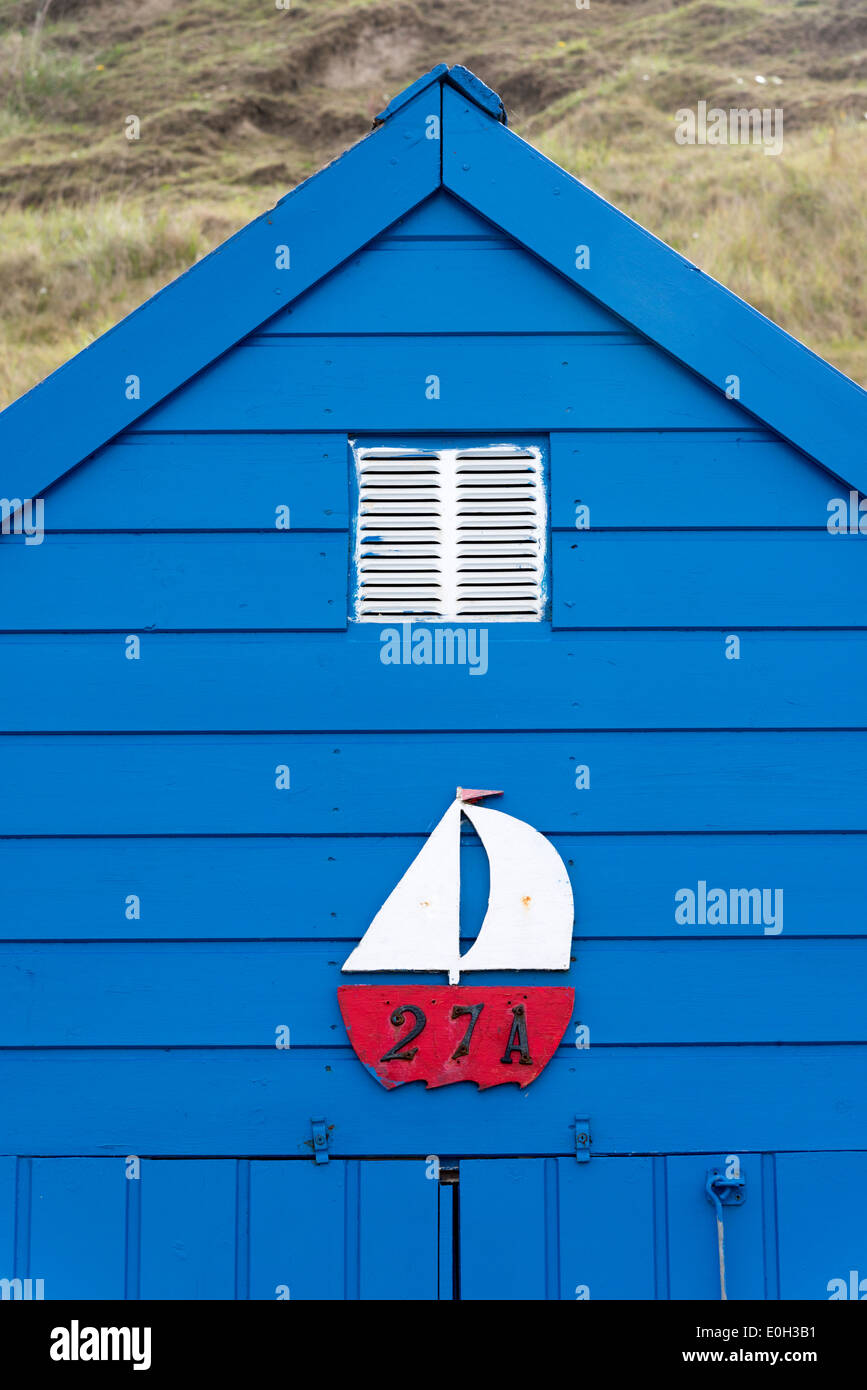 Eine Nahaufnahme von einer Strandhütte in Sheringham Norfolk UK, blau lackiert. Stockfoto