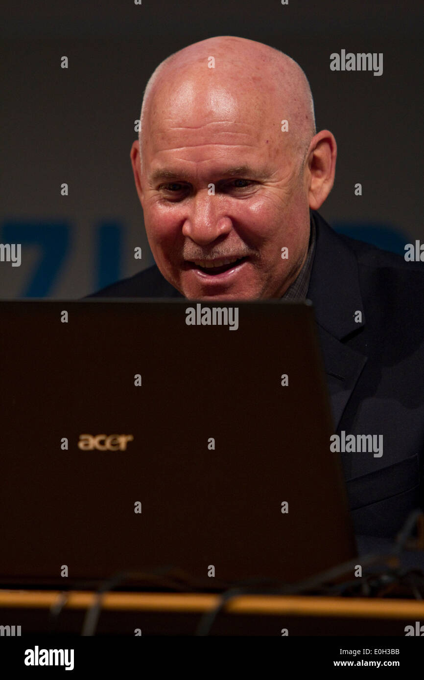 US-amerikanischer Fotograf Steve McCurry mit einem Laptopcomputer während einer Präsentation seiner Fotos. Stockfoto