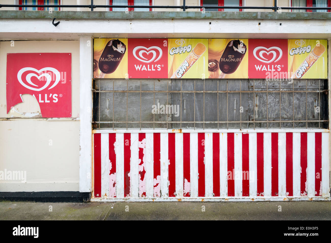 A geschlossen und heruntergekommen Wand Eisdiele oder Kiosk an der Promenade am Meer Stadt von Sheringham Norfolk UK Stockfoto