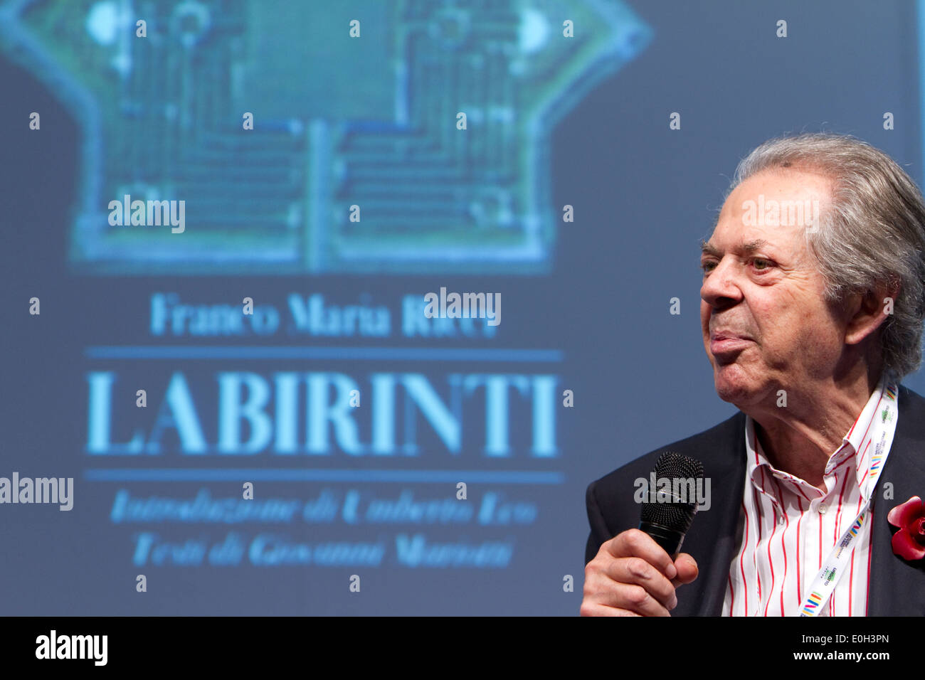 Italienischer Verleger Franco Maria Ricci präsentiert ein Buch über Labyrinthe während einer Konferenz in Turin Buchmesse. Stockfoto