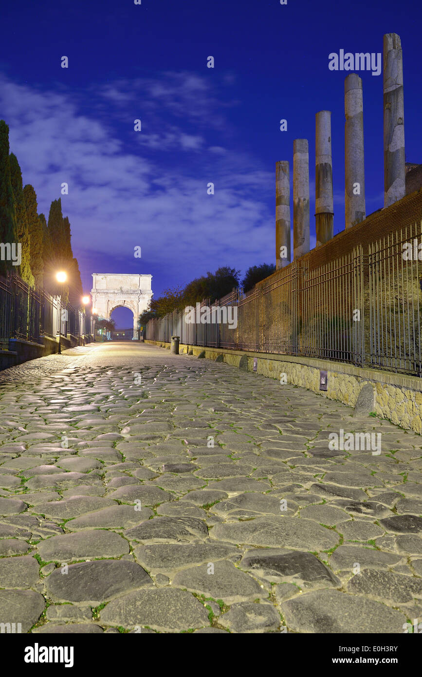 Via Sacra führt in Richtung der Titus-Bogen, beleuchtet, Roman Forum, UNESCO World Heritage Site Rom, Rom, Latium, Lazio Rom, Ita Stockfoto