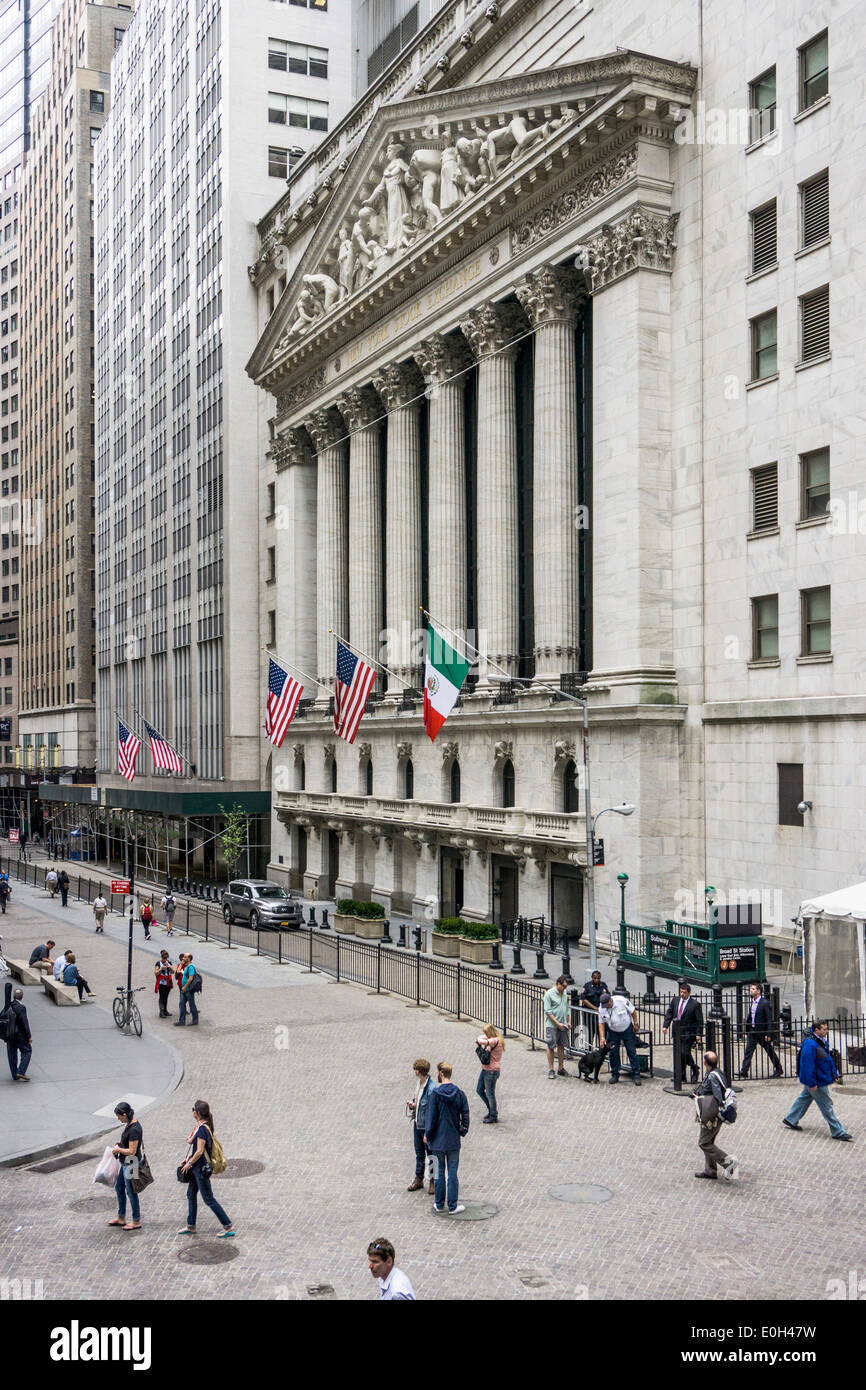 Blick auf kunstvolle neoklassizistischen Fassade des New York Stock Exchange an der Broad Street mit Fahnen & Fußgänger im Auto freien Straße Stockfoto