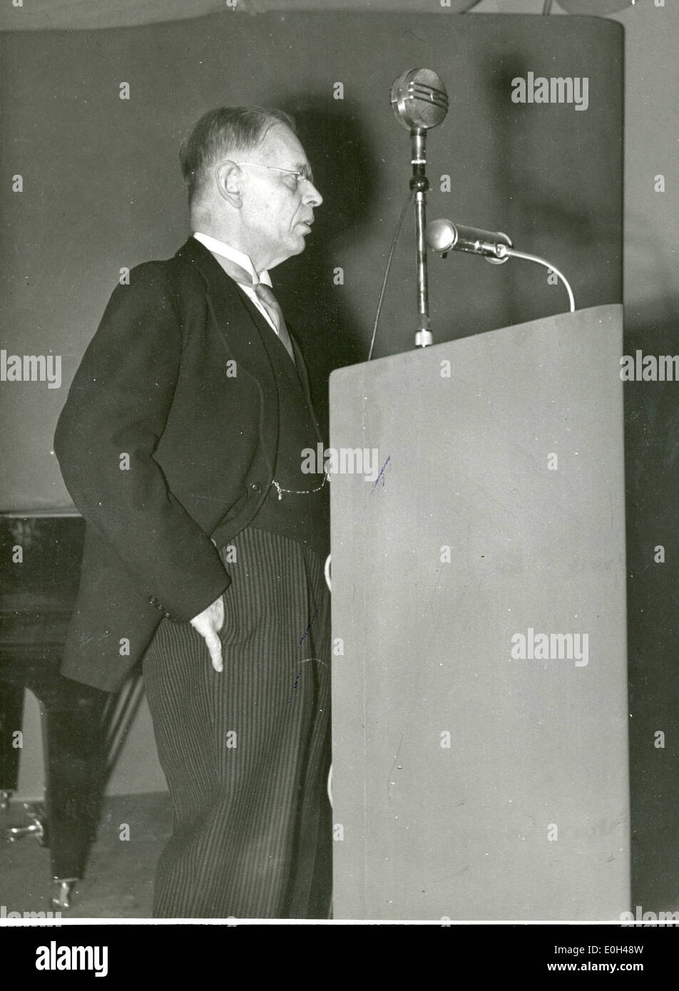 Eine Gedenkveranstaltung zum Ende des Zweiten Weltkriegs, die von Norwegern in Schweden beobachtet wurde. Das Bild dokumentiert einen bedeutenden Moment in der norwegischen Geschichte während der Nachkriegszeit und konzentriert sich auf Gedenkfeiern und öffentliche Veranstaltungen zu Ehren der vom Krieg Betroffenen. Stockfoto