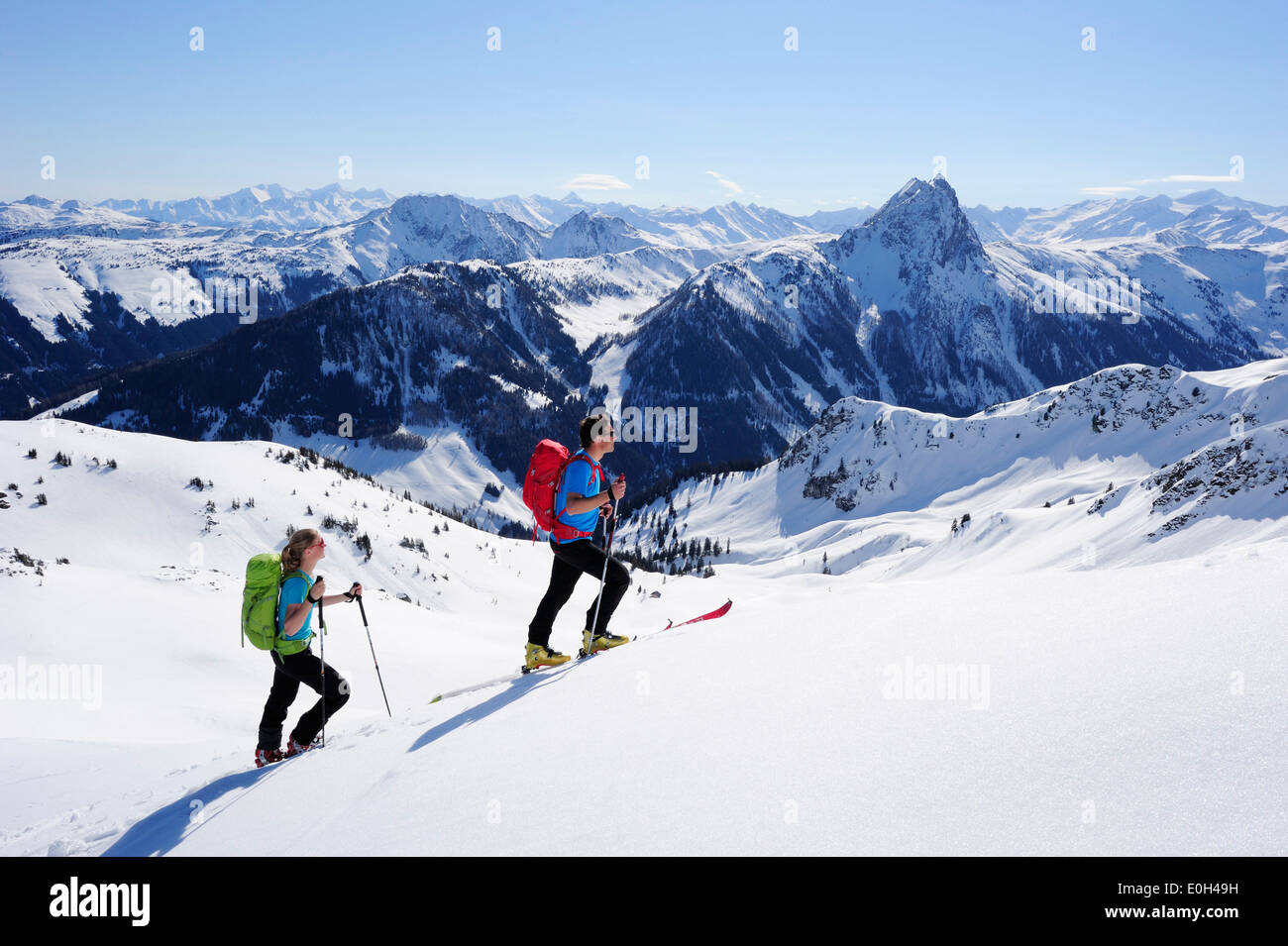 Zwei Backcountry Skifahrer zum Brechhorn, Grosser Rettenstein im Hintergrund, Kitzbüheler Alpen, Tirol, Österreich Stockfoto
