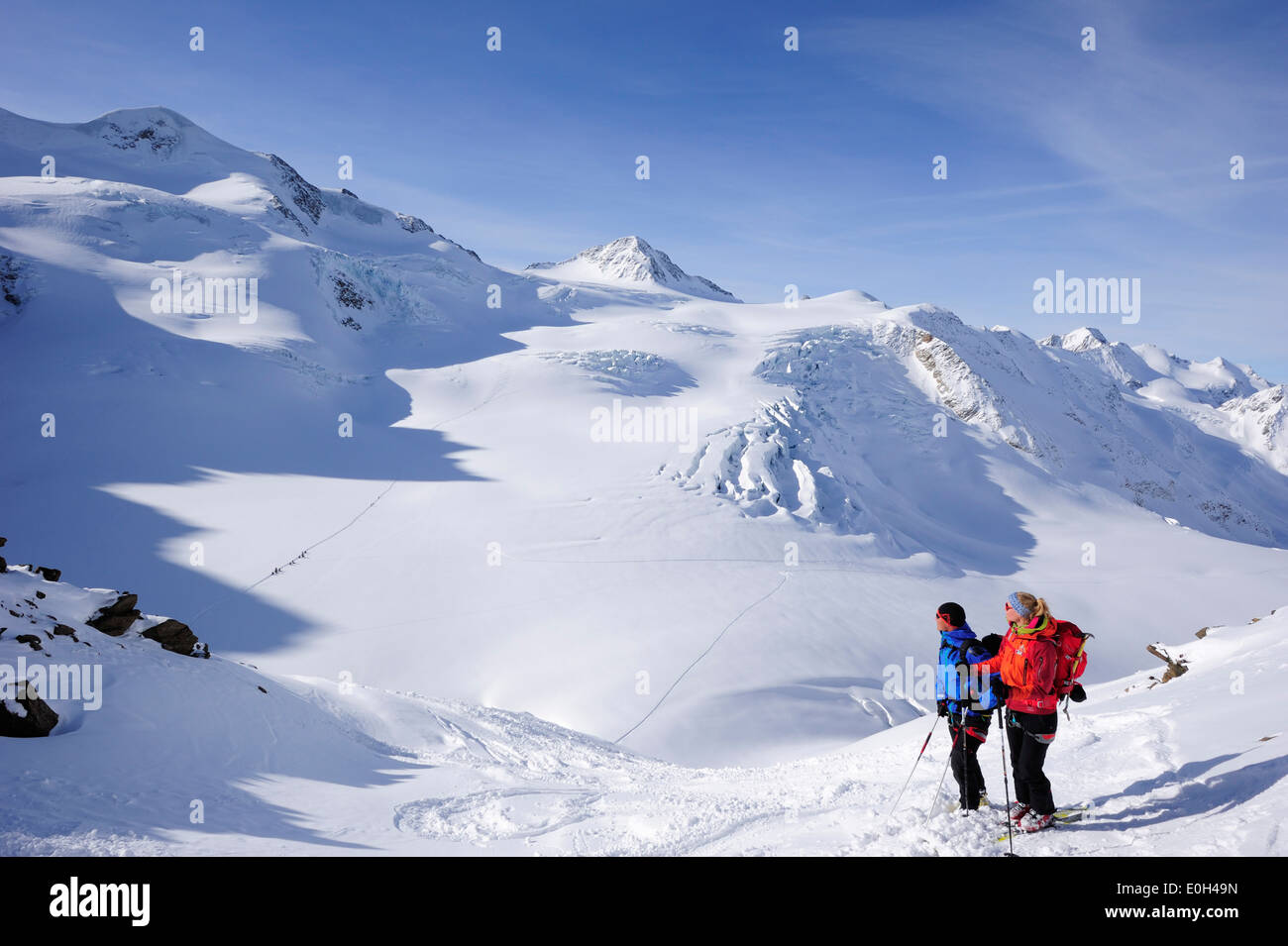 Zwei Backcountry Skifahrer aufsteigend nach Wildspitze, Ötztaler Alpen, Tirol, Österreich Stockfoto