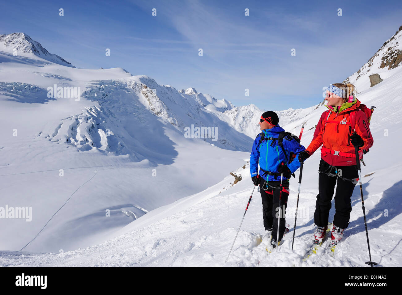 Zwei Backcountry Skifahrer aufsteigend nach Wildspitze, Ötztaler Alpen, Tirol, Österreich Stockfoto
