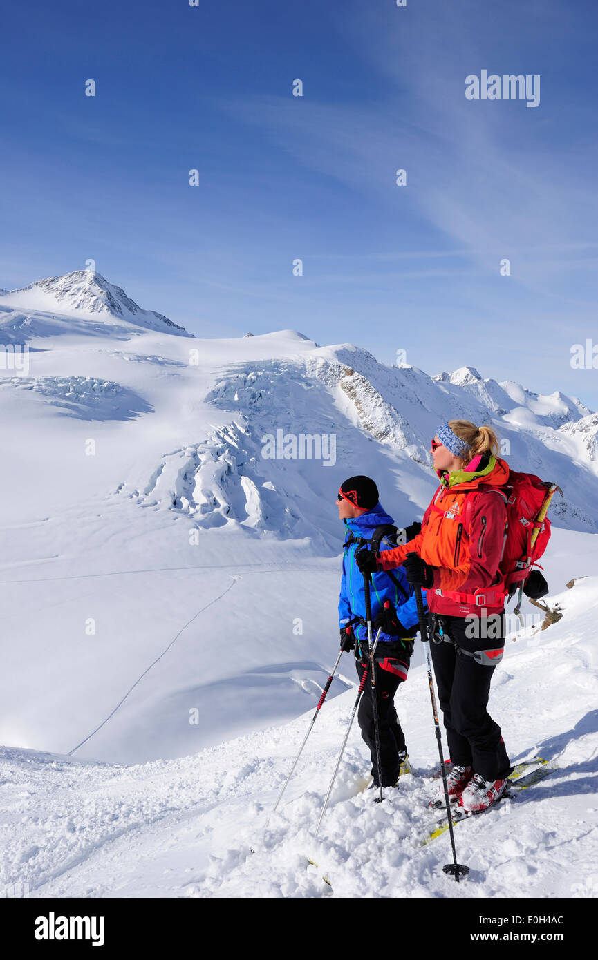 Zwei Backcountry Skifahrer aufsteigend nach Wildspitze, Ötztaler Alpen, Tirol, Österreich Stockfoto