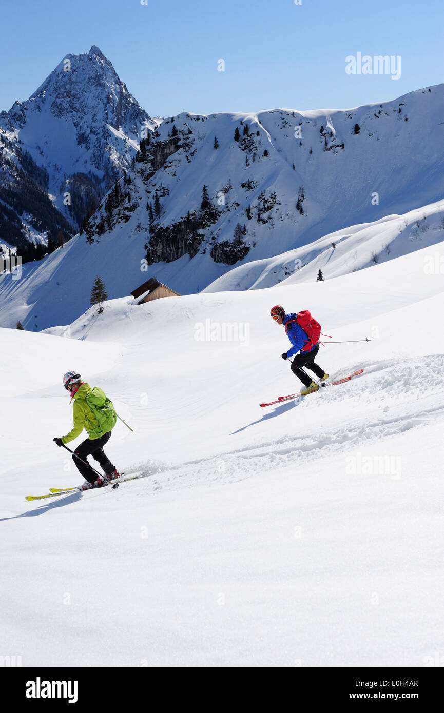 Zwei Backcountry Skifahrer Ski Alpin vom Brechhorn, Grosser Rettenstein im Hintergrund, Kitzbüheler Alpen, Tirol, Österreich Stockfoto