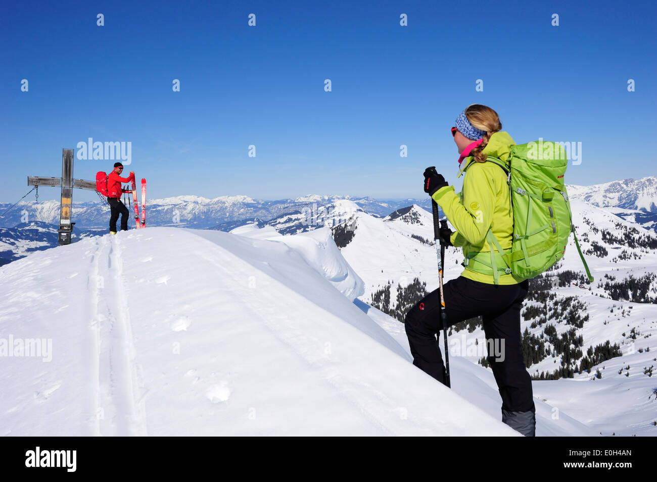 Zwei Backcountry Skifahrer Ankunft am Gipfel des Mount Brechhorn, Kitzbüheler Alpen, Tirol, Österreich Stockfoto