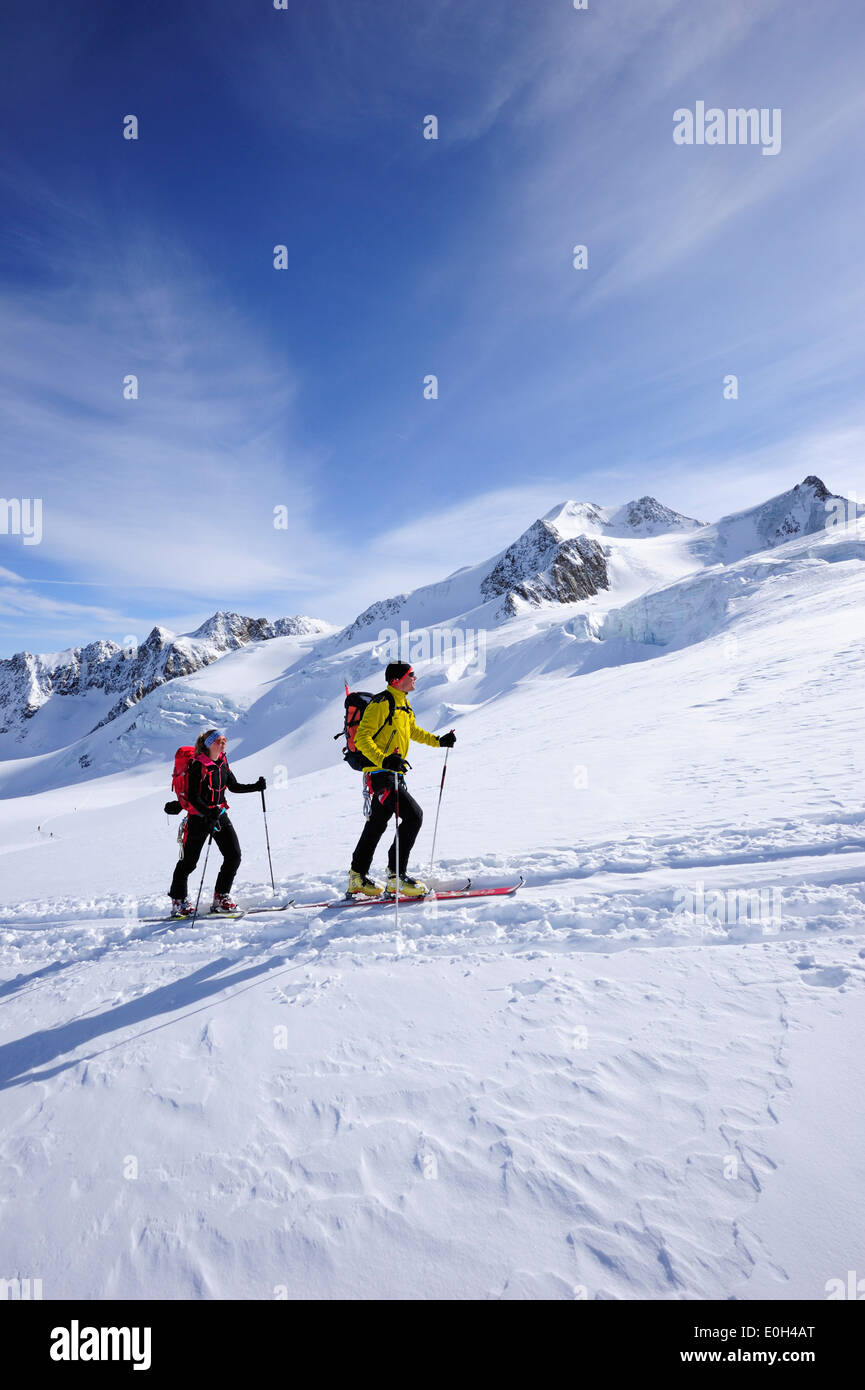 Zwei Backcountry Skifahrer aufsteigend nach Wildspitze, Ötztaler Alpen, Tirol, Österreich Stockfoto