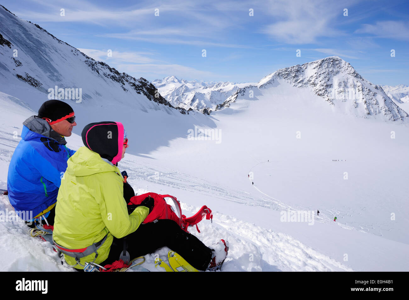 Zwei Backcountry Skifahrer ruht während des Aufstiegs zur Wildspitze, Ötztaler Alpen, Tirol, Österreich Stockfoto