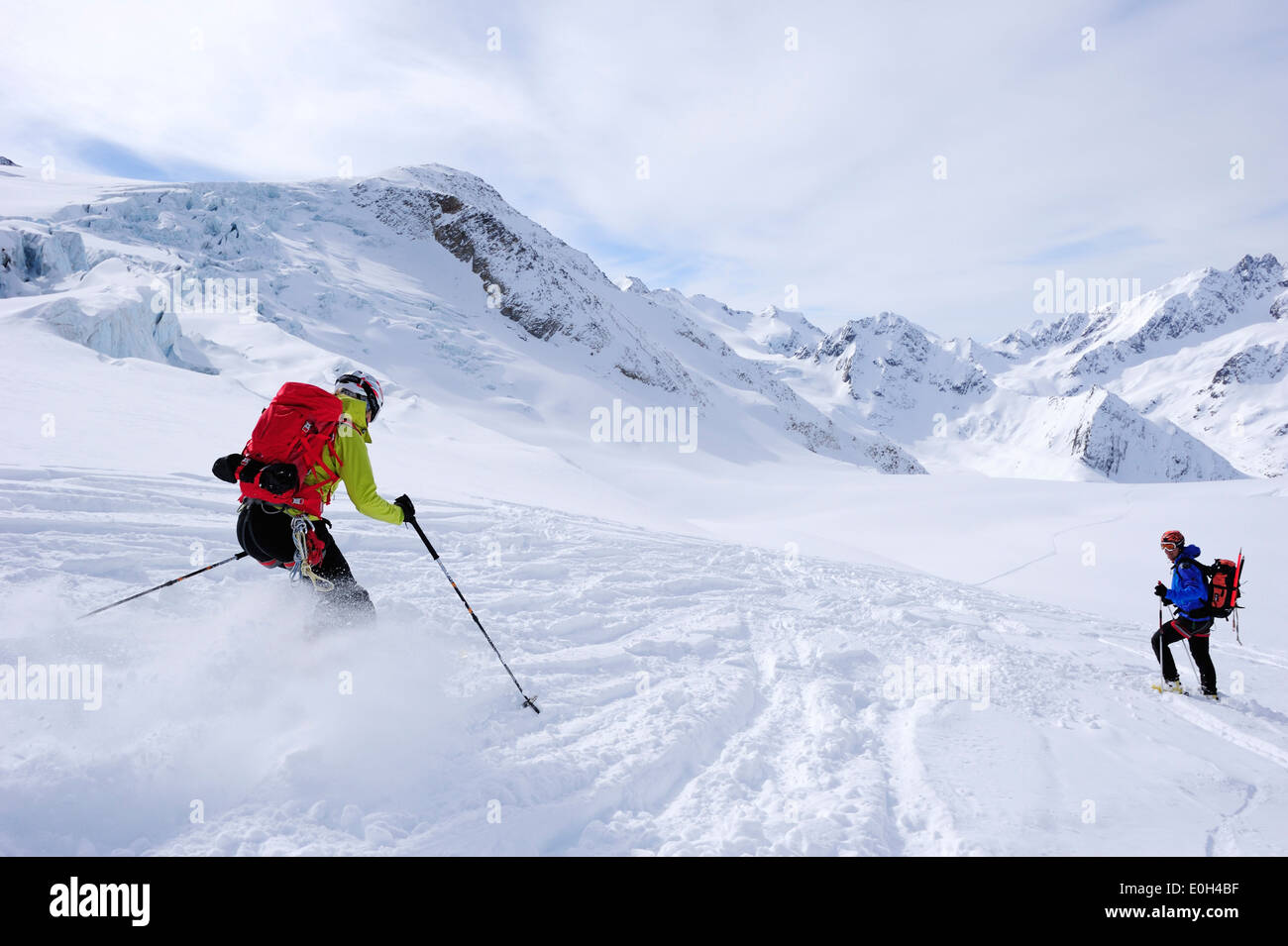 Zwei Skifahrer Ski Alpin vom Berg Wildspitzer auf Gletscher, Ötztaler Alpen, Tirol, Österreich Stockfoto