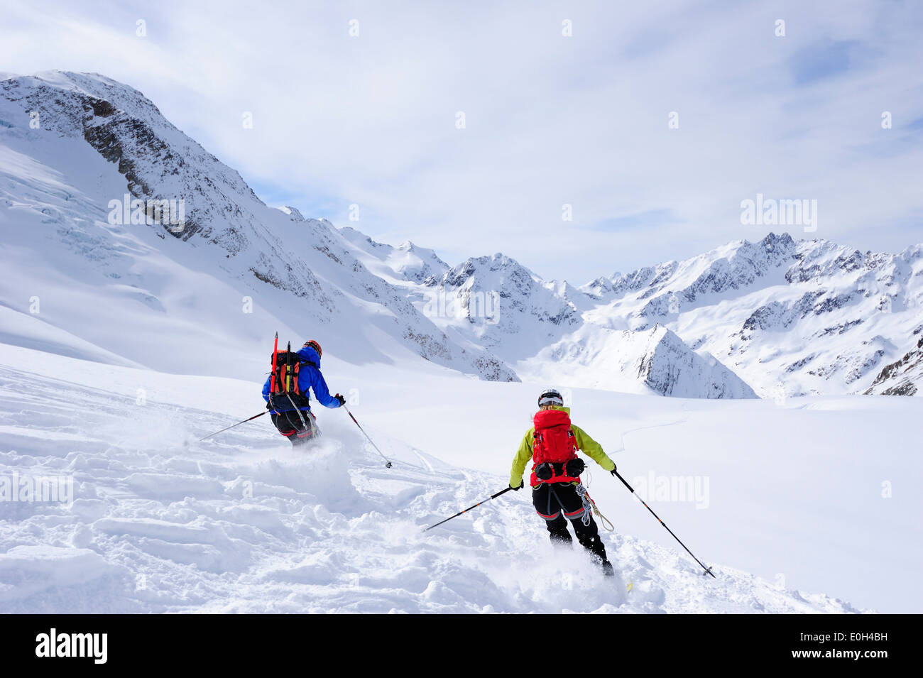 Zwei Skifahrer Ski Alpin vom Berg Wildspitzer auf Gletscher, Ötztaler Alpen, Tirol, Österreich Stockfoto