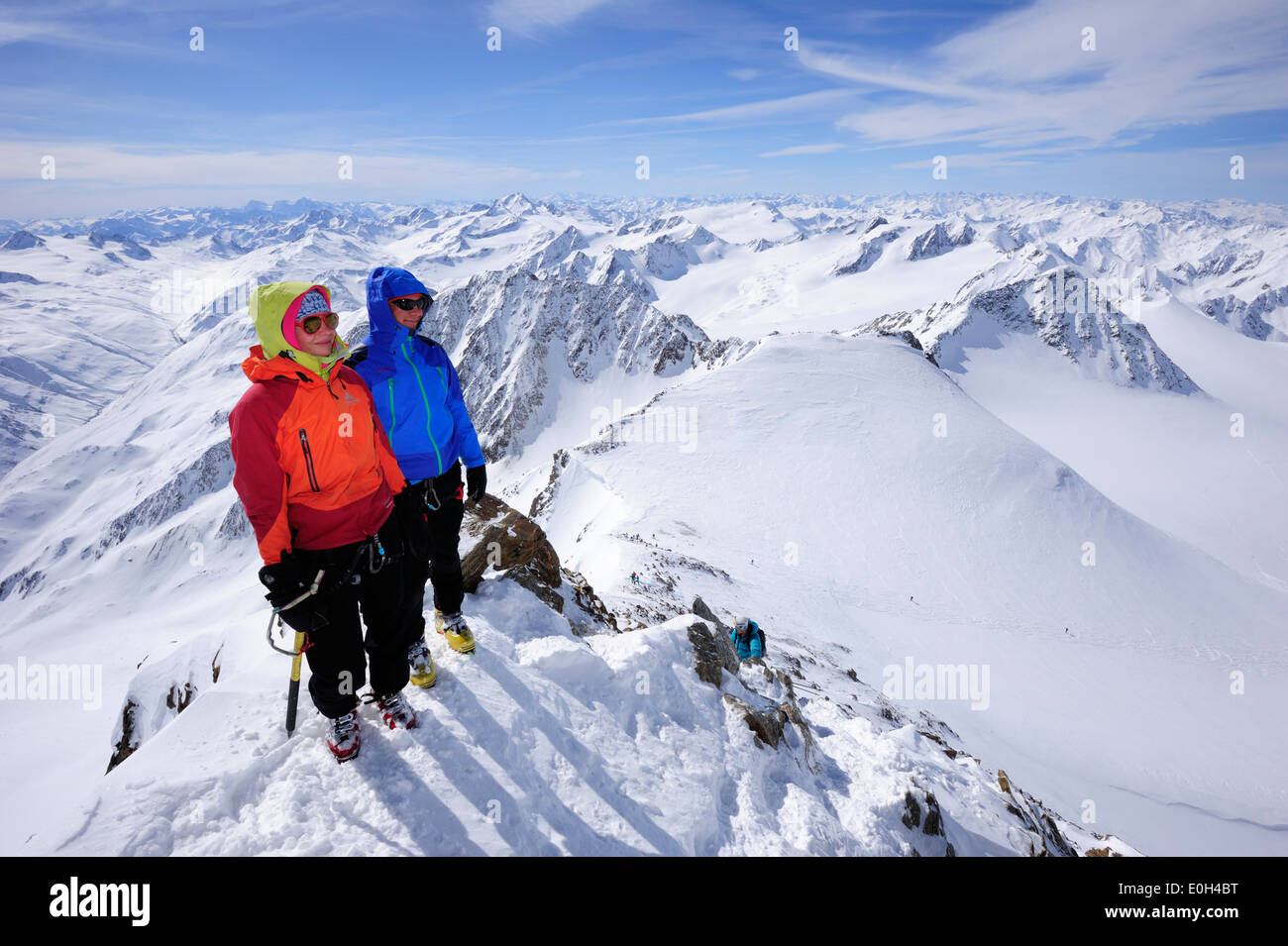 Zwei Backcountry Skifahrer aufsteigend nach Wildspitze, Ötztaler Alpen, Tirol, Österreich Stockfoto