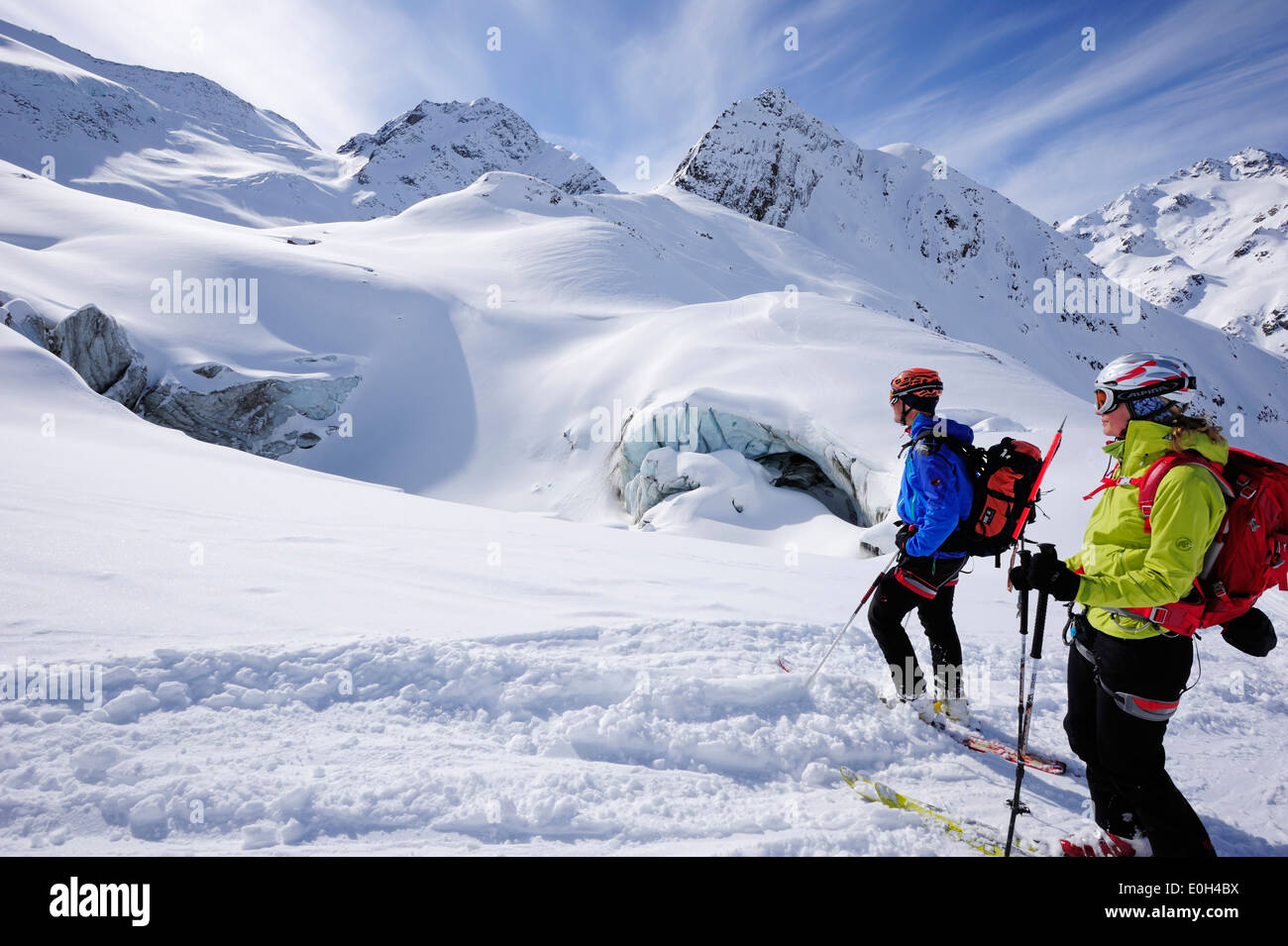 Zwei Skifahrer Ski Alpin vom Berg Wildspitzer auf Gletscher, Ötztaler Alpen, Tirol, Österreich Stockfoto