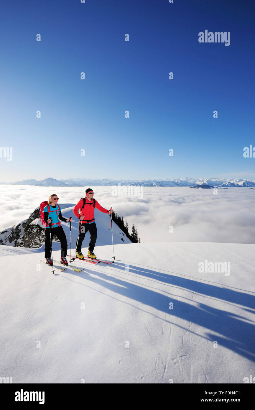 Zwei Backcountry Skifahrer Aufstieg zur Hütte Gruttenhuette, Kaiser-Express, Rote-Rinn-Scharte, Wilder Kaiser, Kaisergebirge, Stockfoto