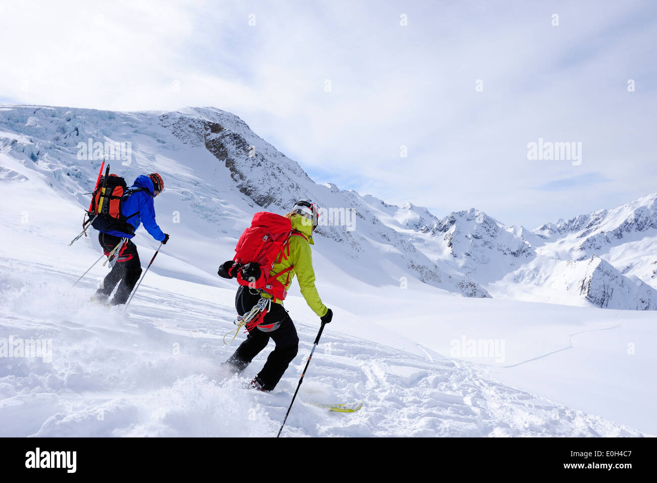 Zwei Skifahrer Ski Alpin vom Berg Wildspitzer auf Gletscher, Ötztaler Alpen, Tirol, Österreich Stockfoto