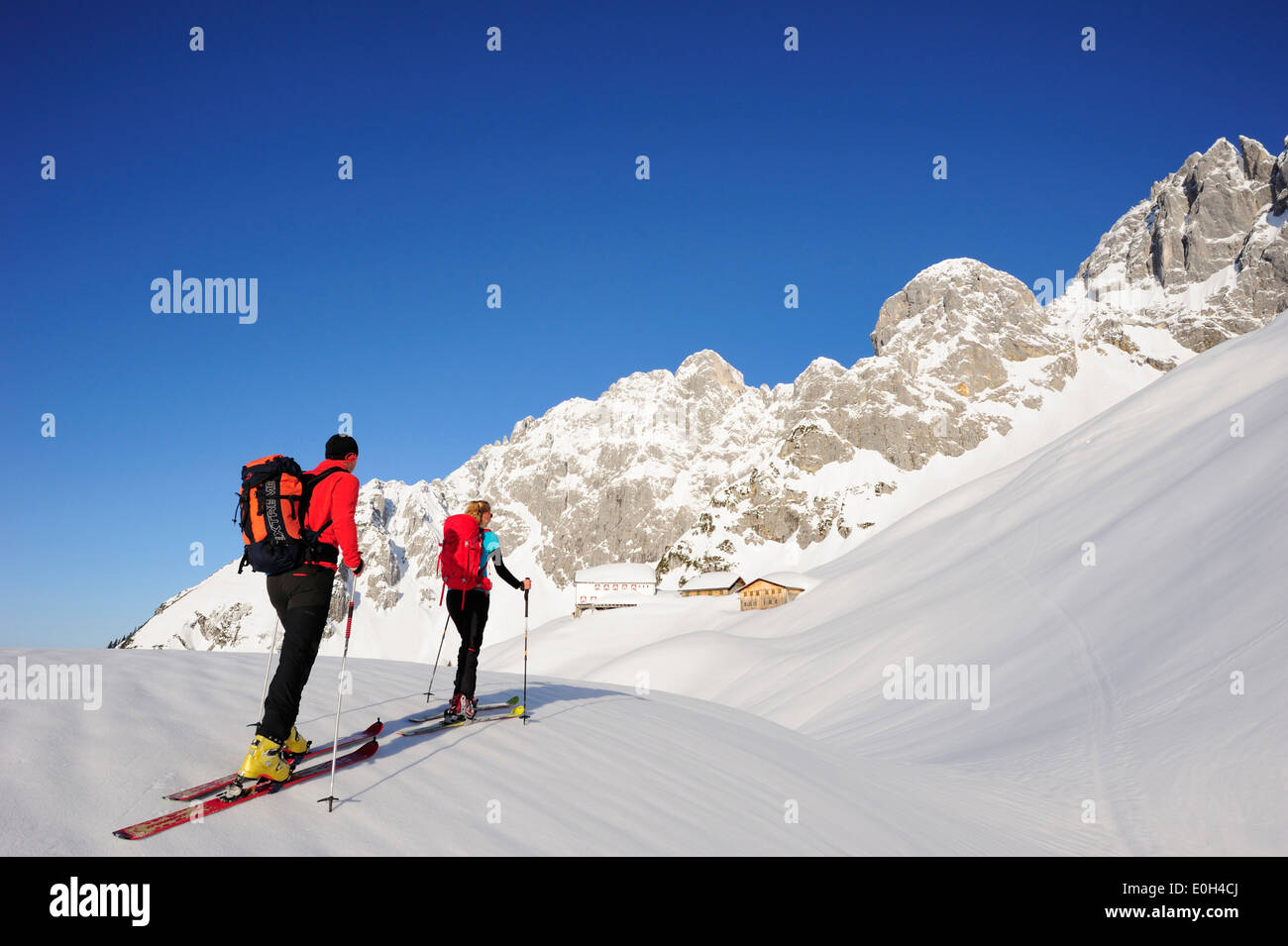 Zwei Backcountry Skifahrer Aufstieg zur Hütte Gruttenhuette, Kaiser-Express, Rote-Rinn-Scharte, Wilder Kaiser, Kaisergebirge, Stockfoto