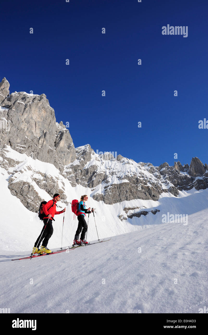 Zwei Backcountry Skifahrer um Kerbe Rote-Rinn-Scharte, Kaiser-Express, aufsteigende Rote-Rinn-Scharte, Wilder Kaiser, Kaiser Mountain r Stockfoto