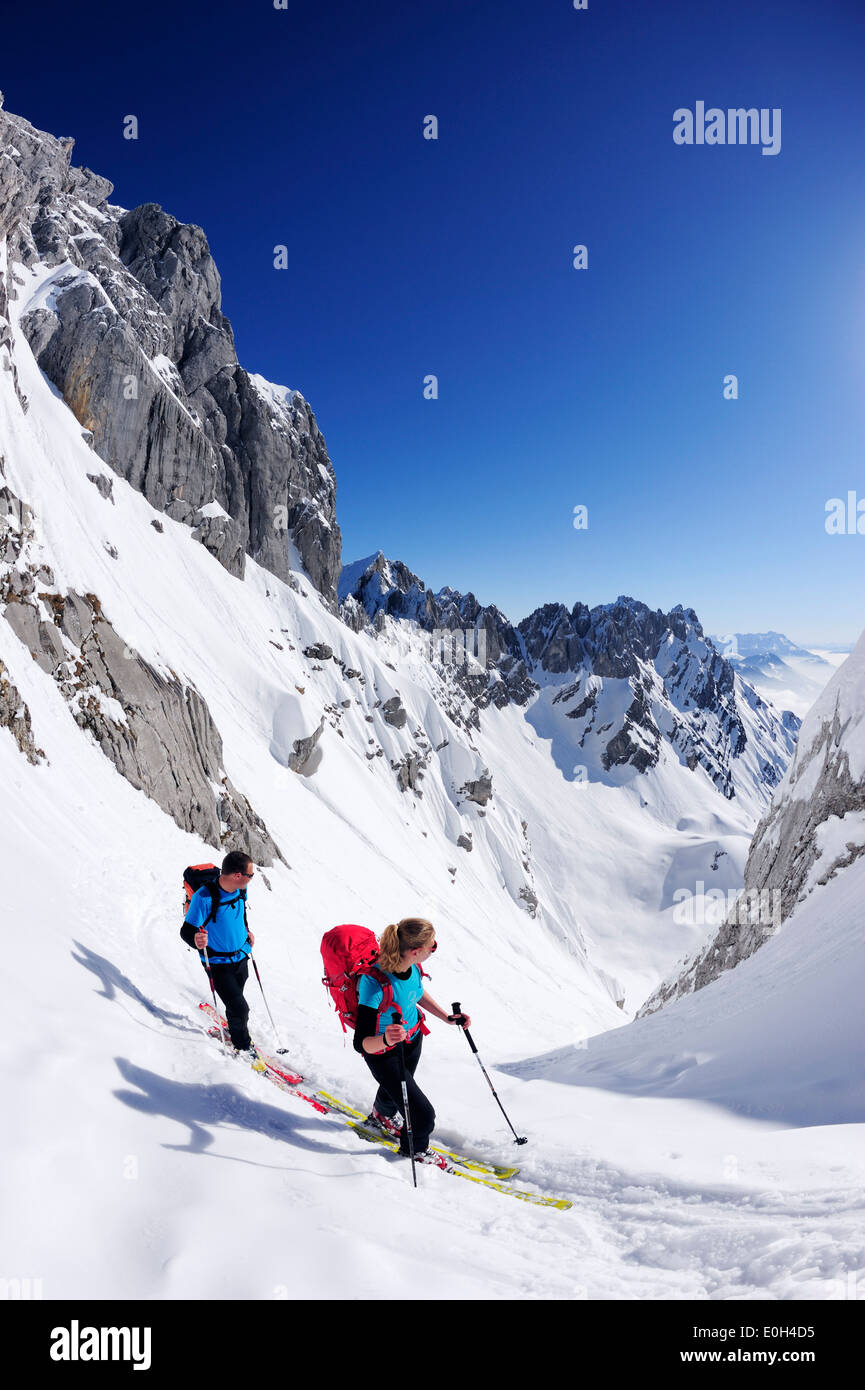 Zwei Backcountry Skifahrer um Kerbe Rote-Rinn-Scharte, Kaiser-Express, aufsteigende Rote-Rinn-Scharte, Wilder Kaiser, Kaiser Mountain r Stockfoto
