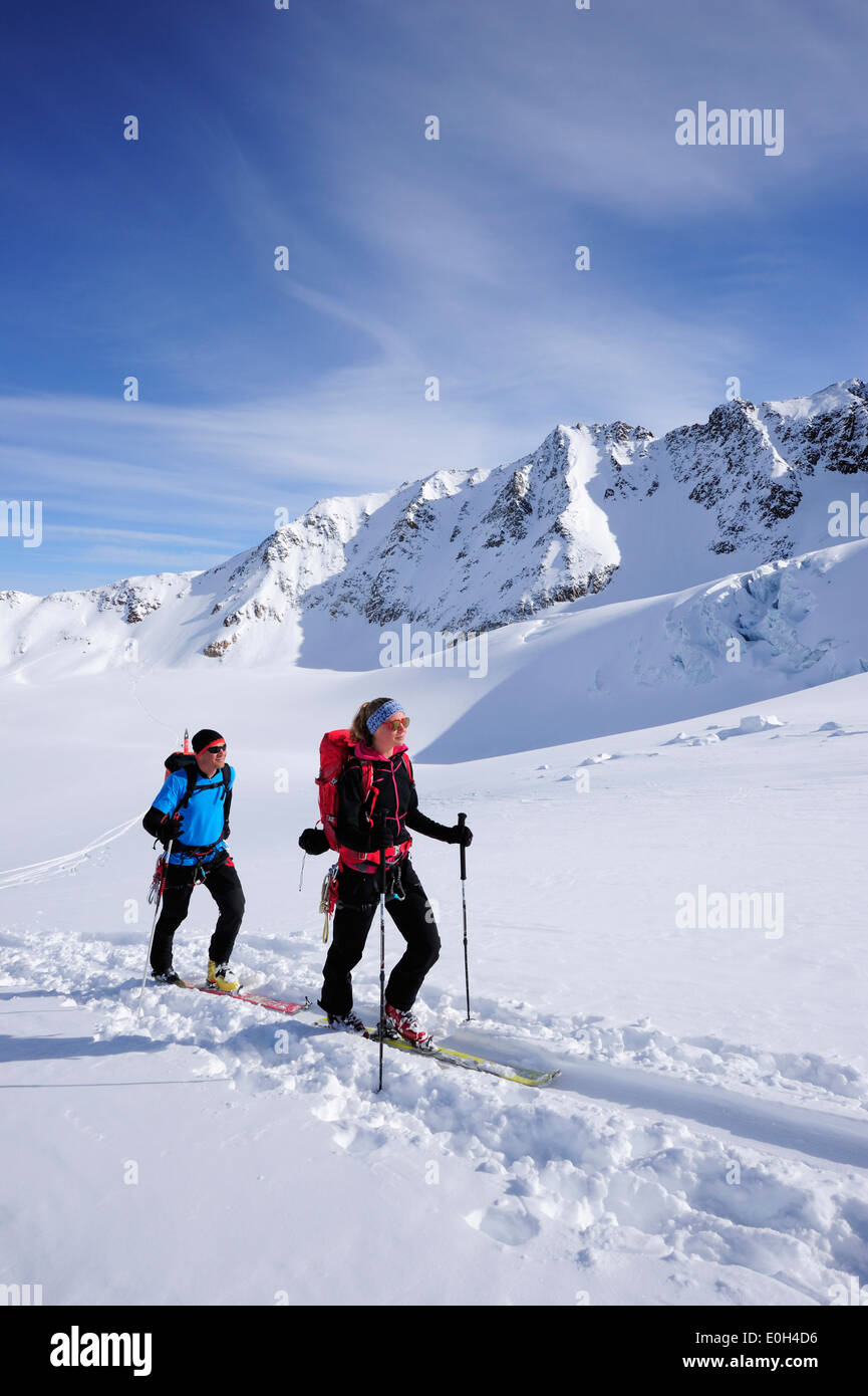 Zwei Backcountry Skifahrer aufsteigend nach Wildspitze, Ötztaler Alpen, Tirol, Österreich Stockfoto