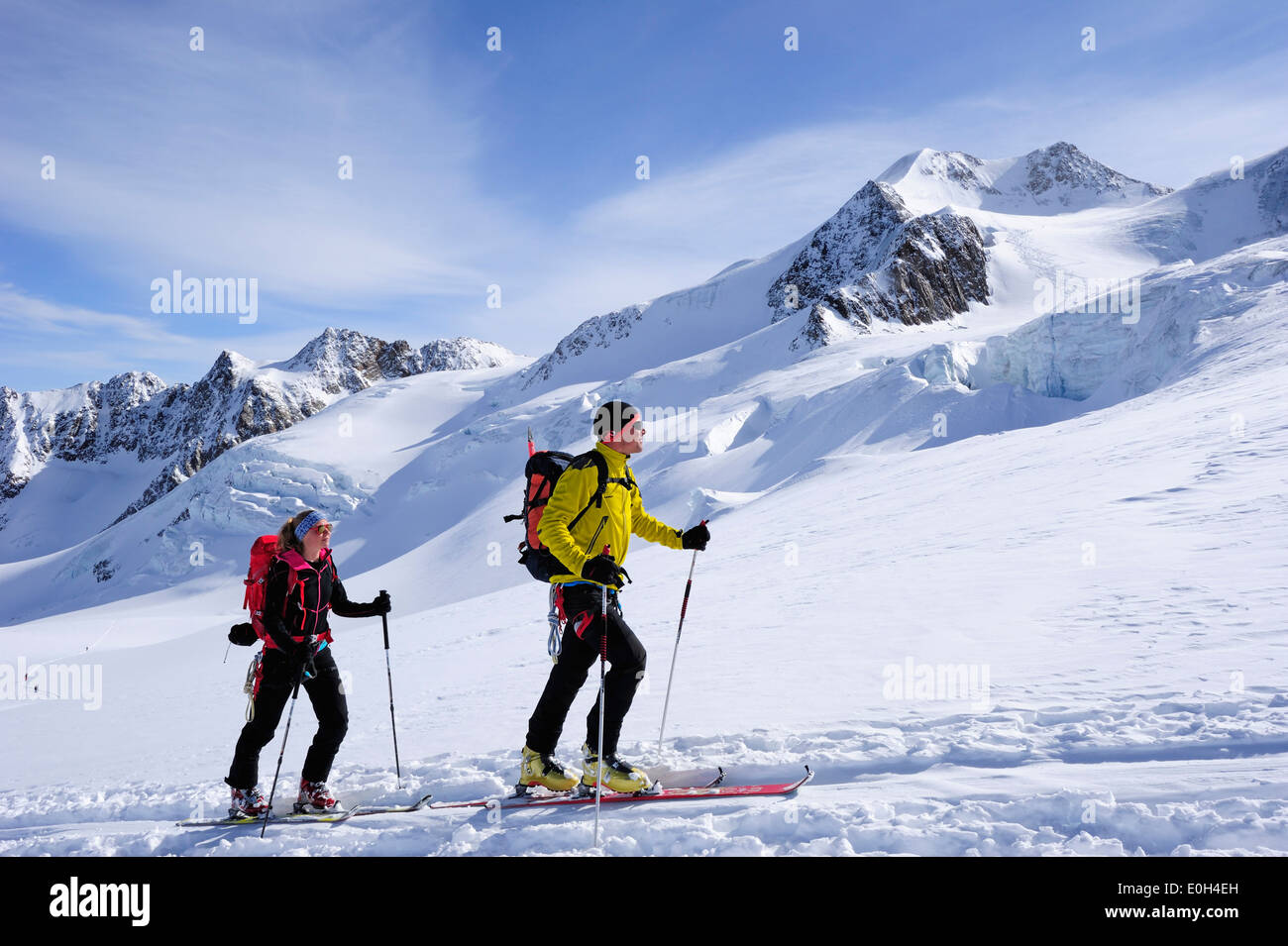 Zwei Backcountry Skifahrer aufsteigend nach Wildspitze, Ötztaler Alpen, Tirol, Österreich Stockfoto