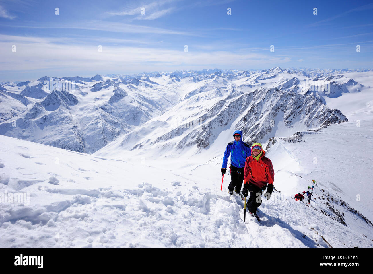 Zwei Backcountry Skifahrer aufsteigend nach Wildspitze, Ötztaler Alpen, Tirol, Österreich Stockfoto