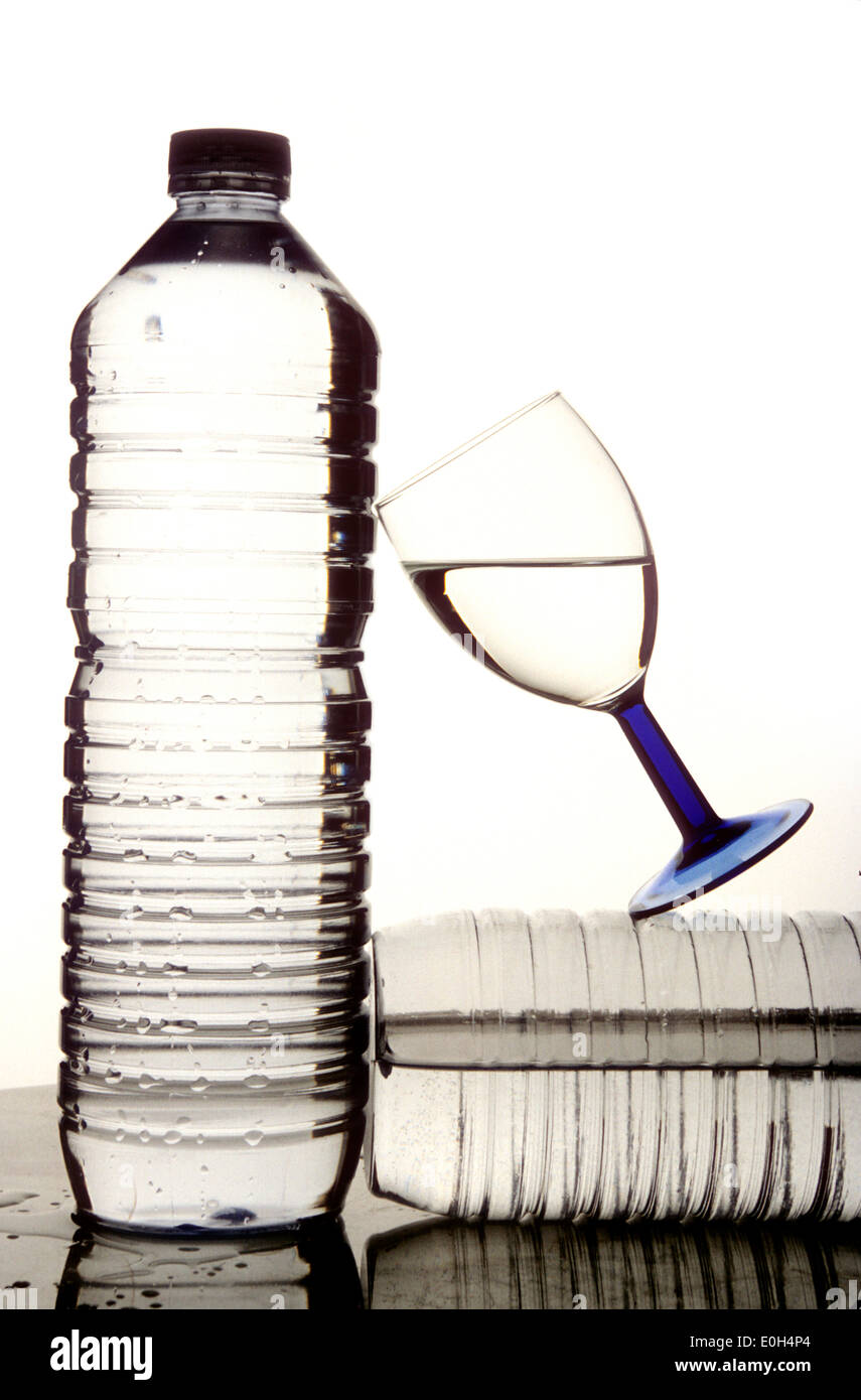 Kunststoff-Flaschen Wasser Stockfoto