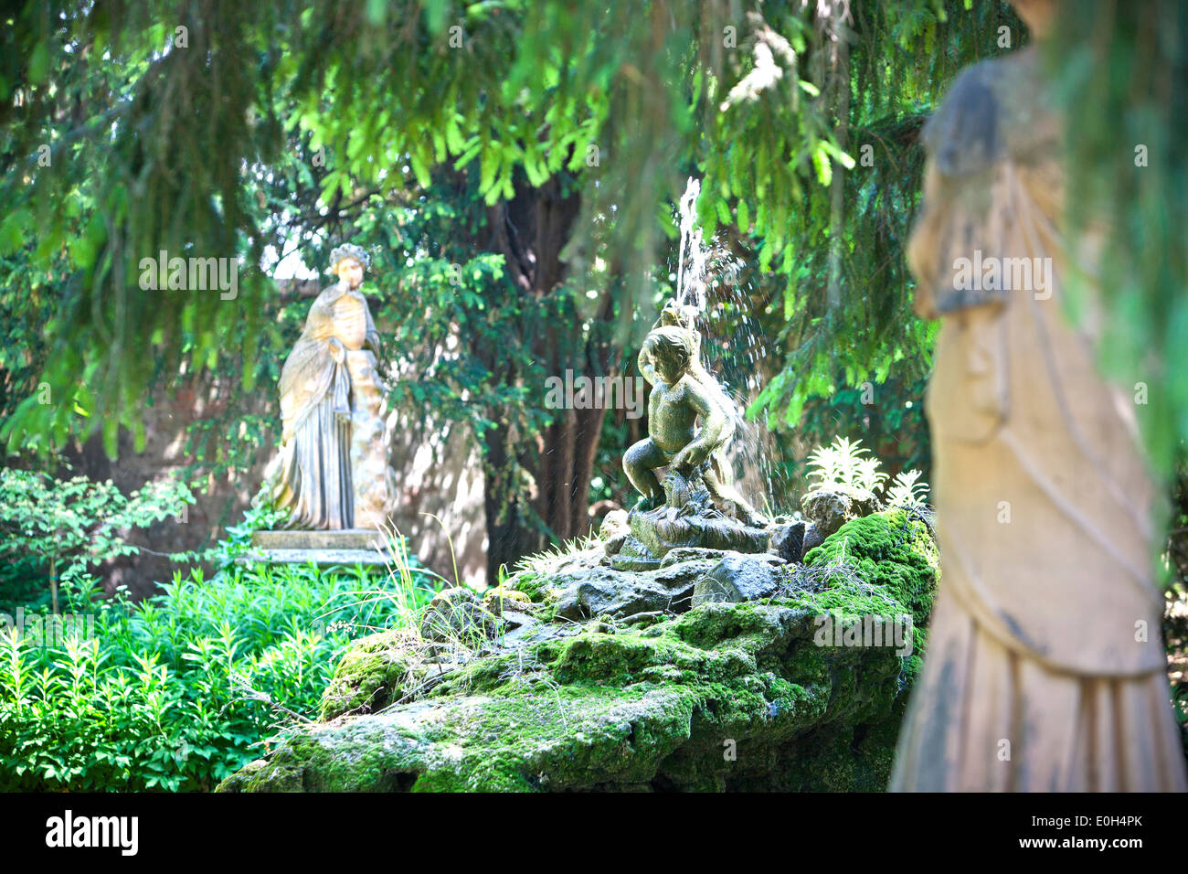 Brunnen mit einer Skulptur im formalen Garten, Wien, Österreich Stockfoto