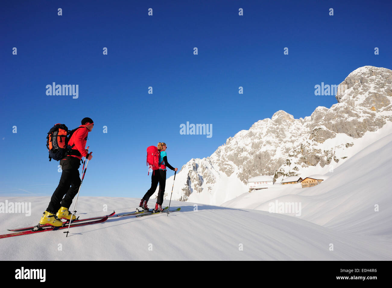 Zwei Backcountry Skifahrer Aufstieg zur Hütte Gruttenhuette, Kaiser-Express, Rote-Rinn-Scharte, Wilder Kaiser, Kaisergebirge, Stockfoto