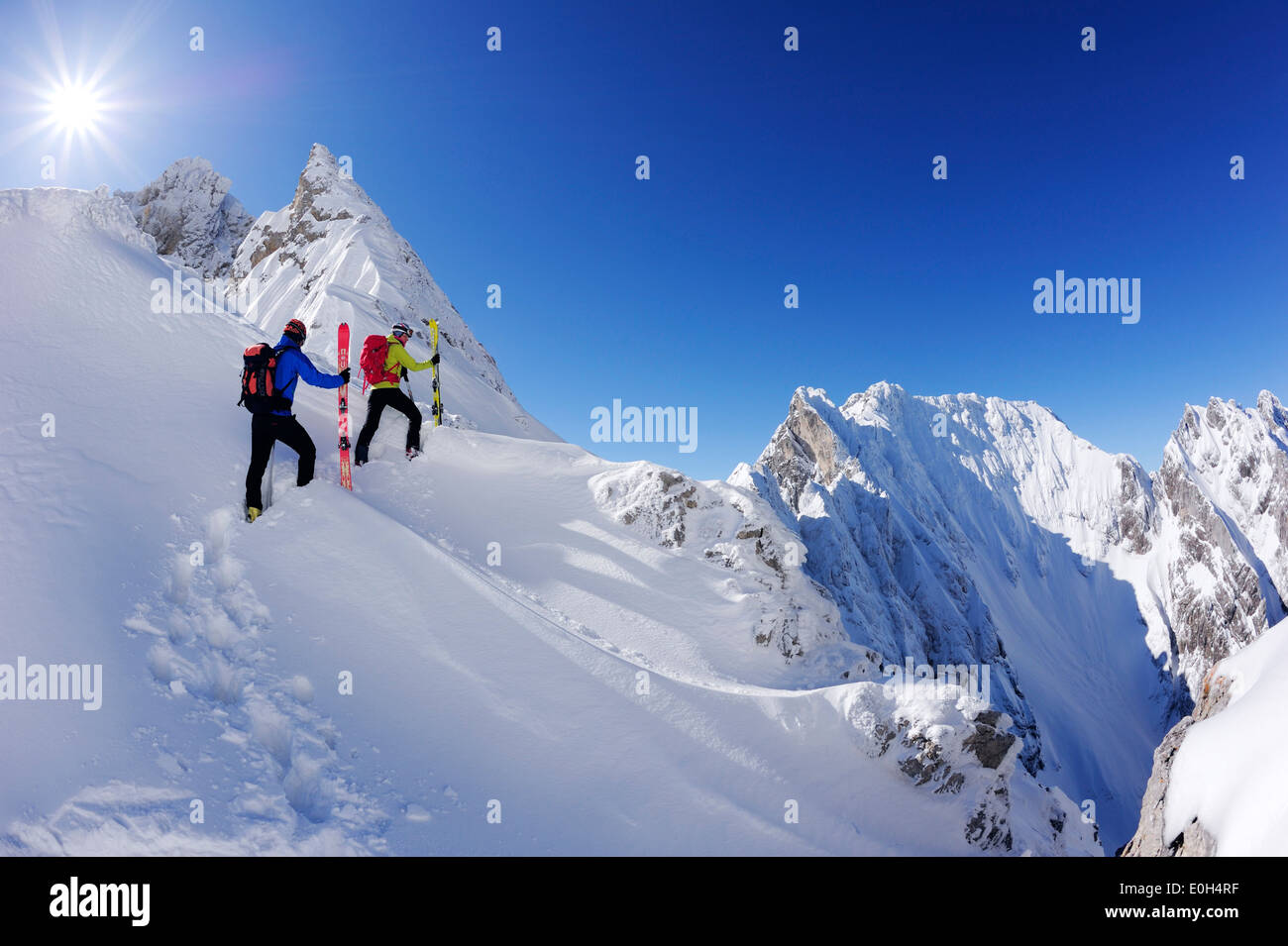 Zwei Backcountry Skifahrer um Kerbe Rote-Rinn-Scharte, Kaiser-Express, aufsteigende Rote-Rinn-Scharte, Wilder Kaiser, Kaiser Mountain r Stockfoto
