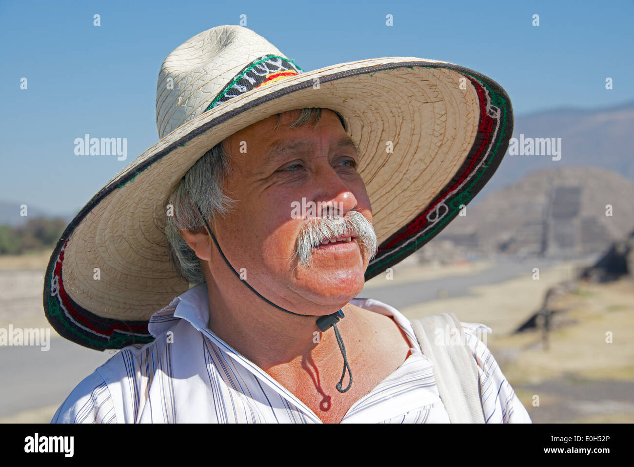 Mexikanische Mann Porträt im Profil mit Schnurrbart und Sombrero Teotihuacan-Mexikos Stockfoto