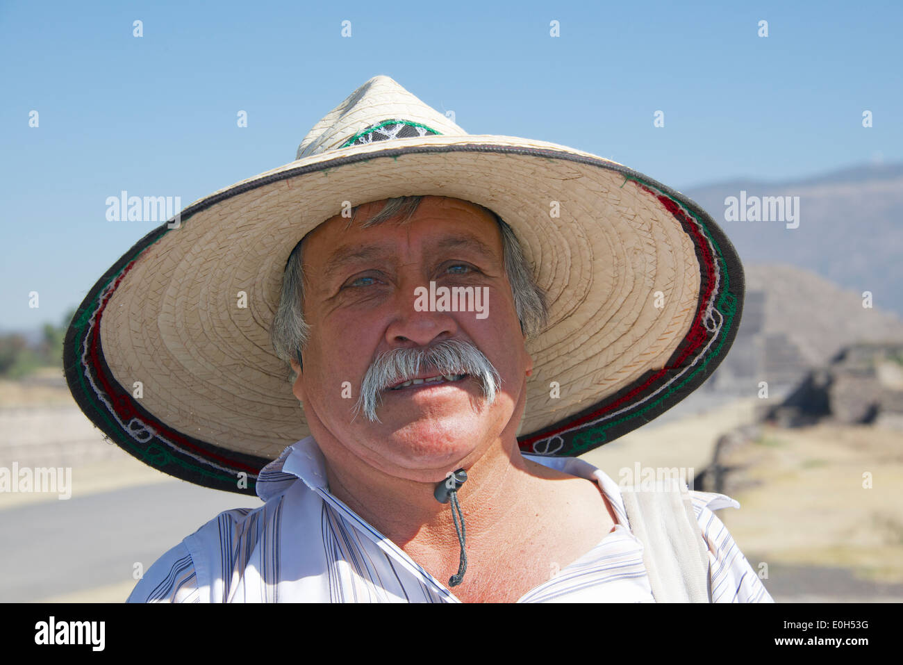 Porträt mexikanische Mann mit Schnurrbart und Blick in die Kamera Teotihuacan Mexiko sombrero Stockfoto