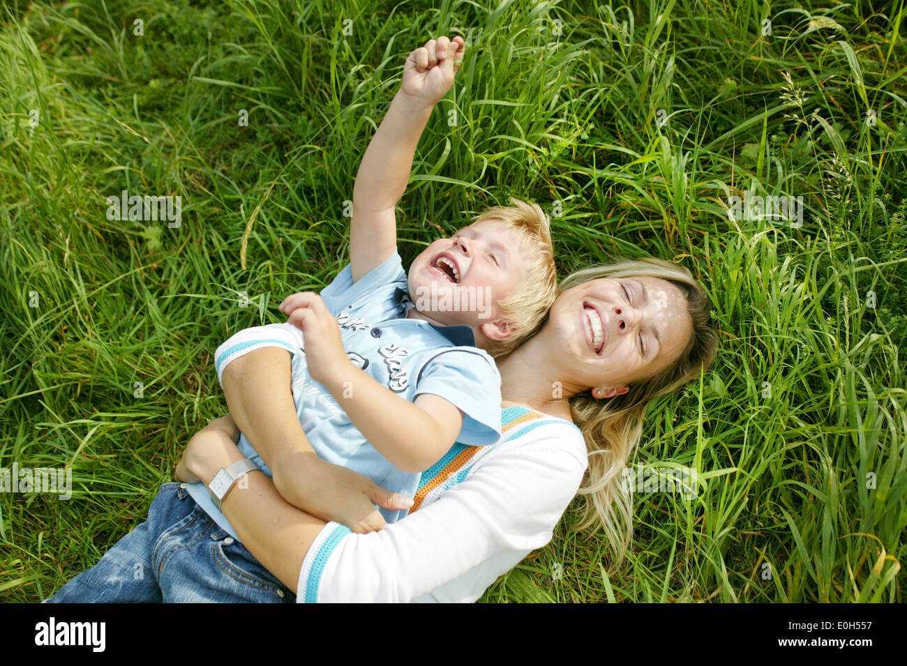 Mutter und Sohn (3 Jahre) spielen auf dem Rasen, Wien, Österreich Stockfoto