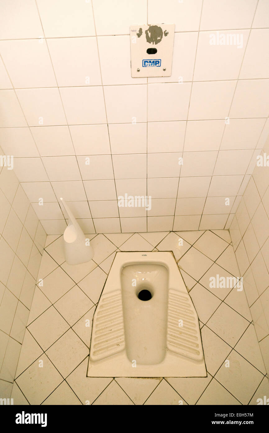 Loch In Der Toilette Boden Hocken Rom Italien Europa Stockfotografie Alamy